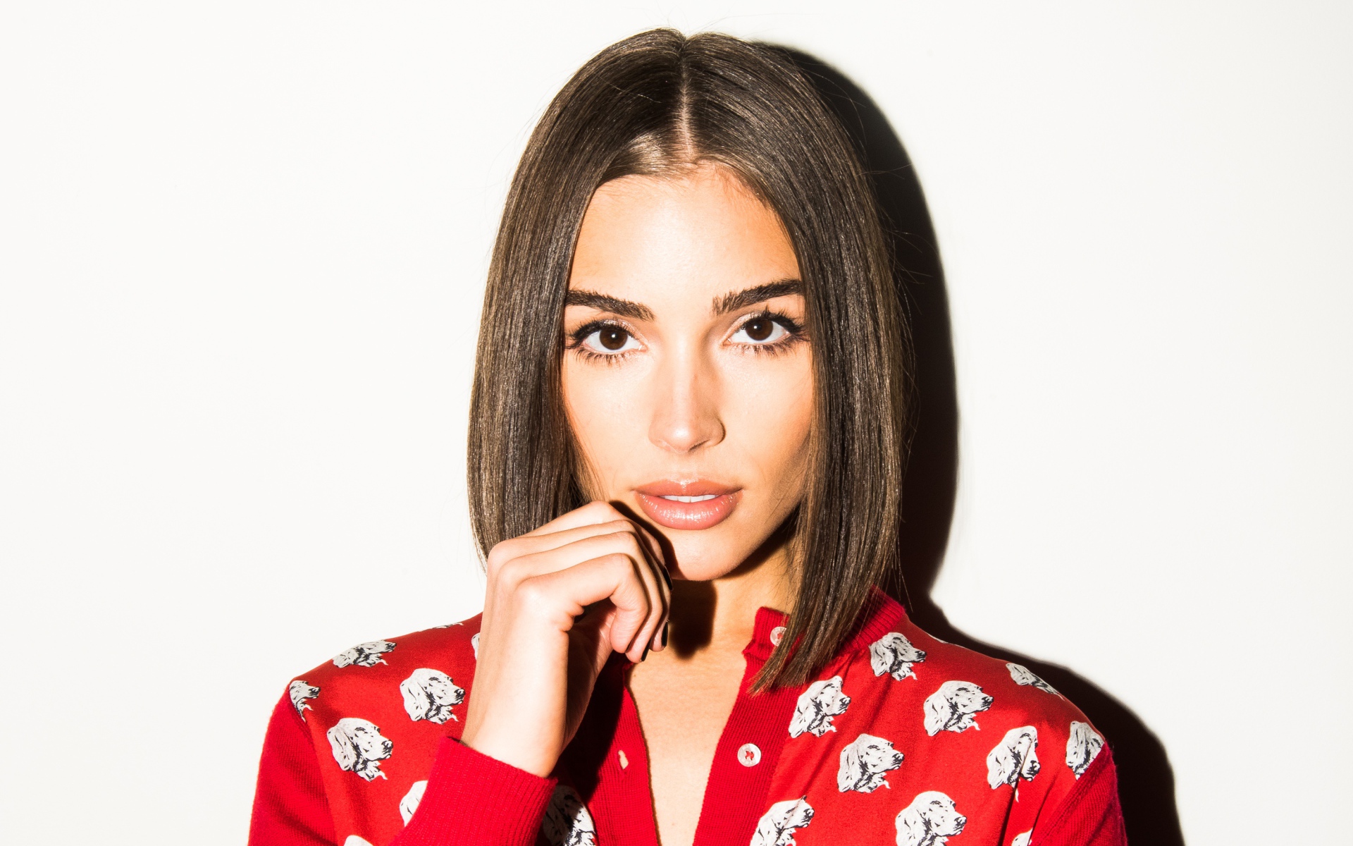 Красивая кареглазая девушка, актриса Оливия Калпо на белом фоне