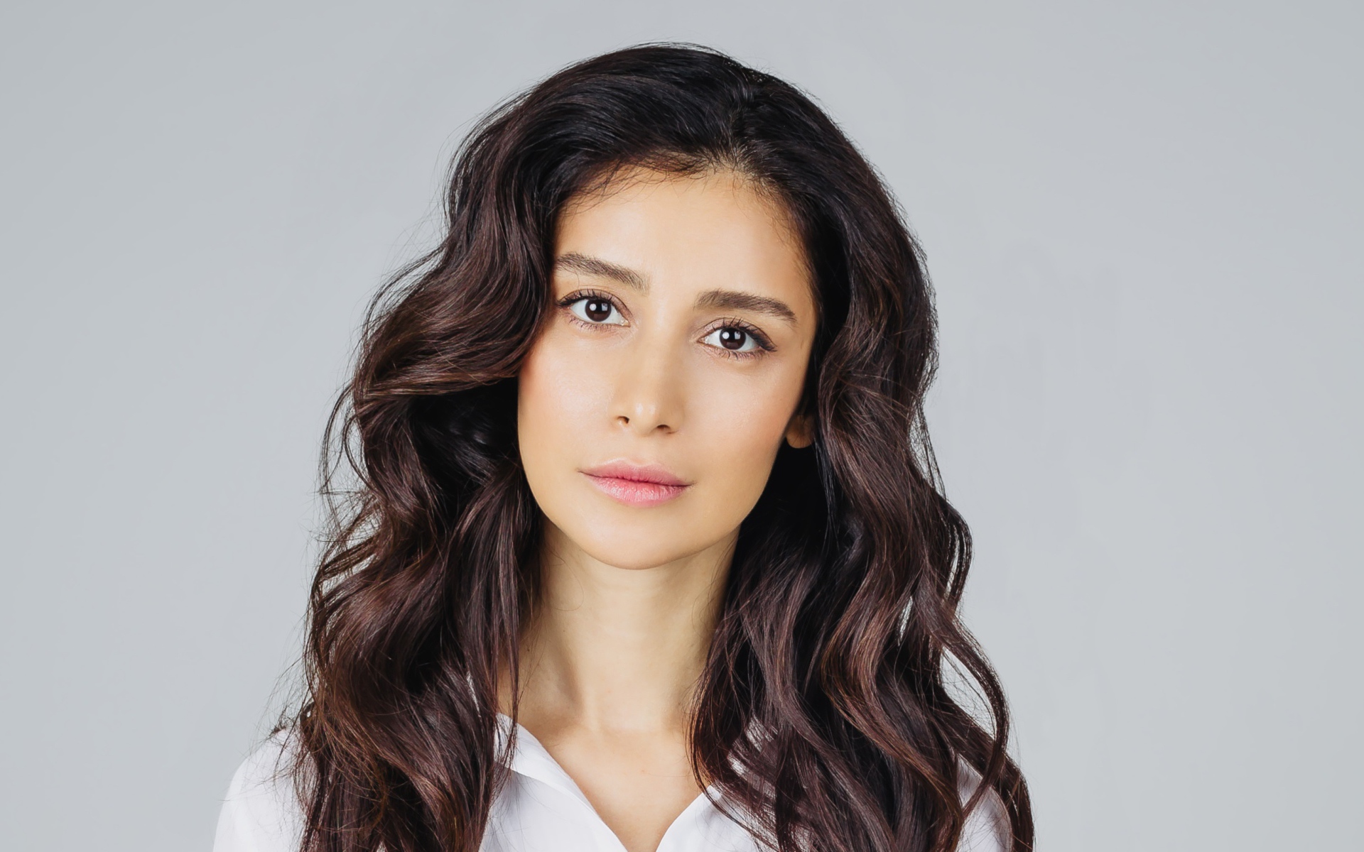 Красивая кареглазая девушка, актриса Равшана Куркова