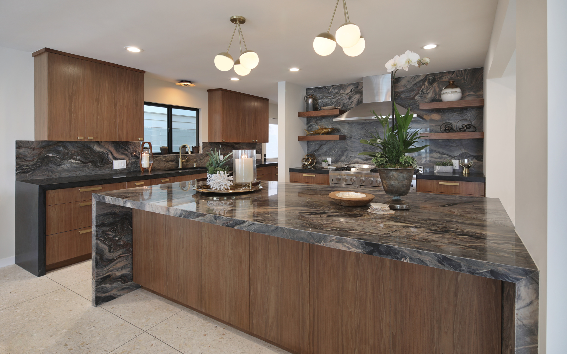 Красивая коричневая кухня с гранитными столами