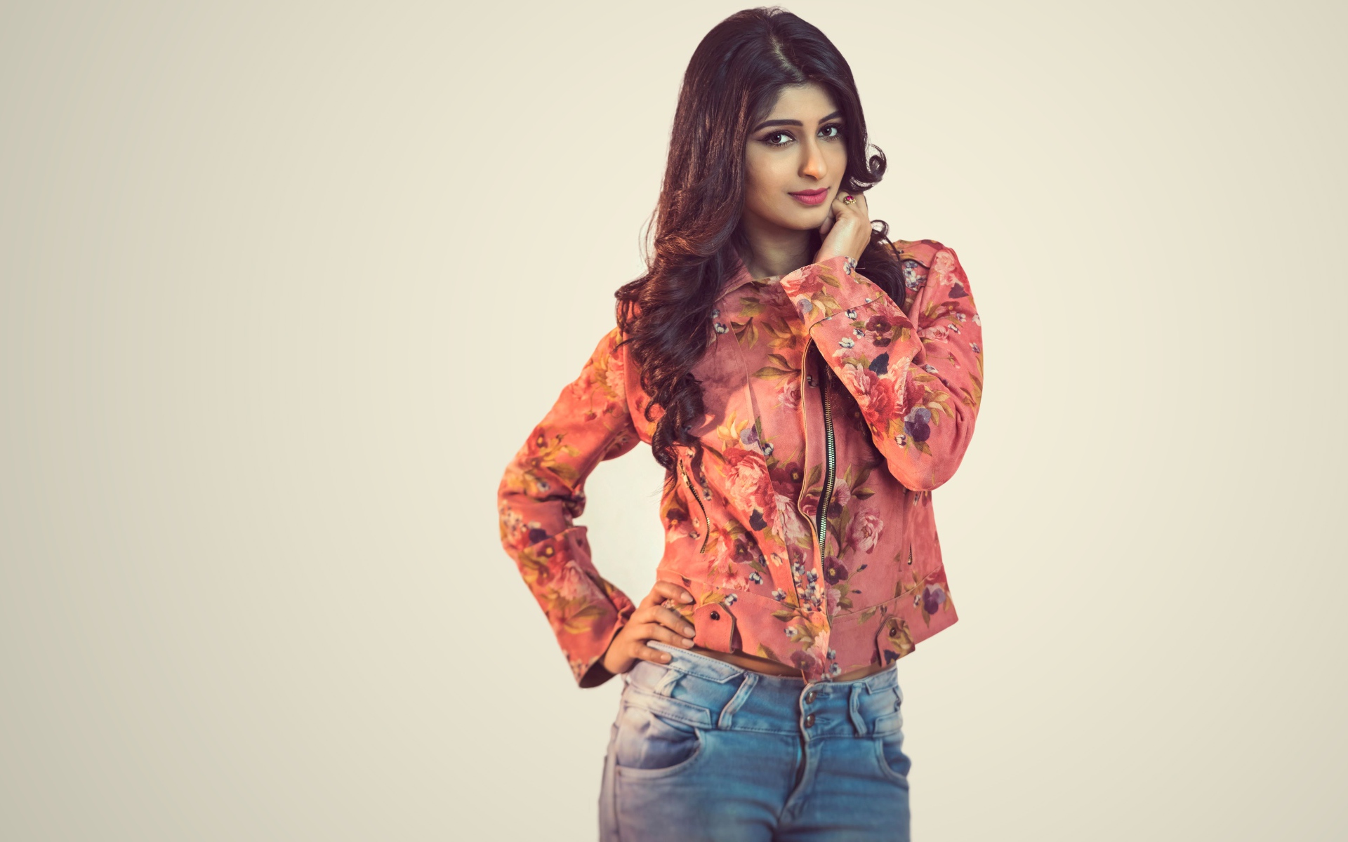 Красивая девушка, индийская актриса Адити Рао Хидари на сером фоне