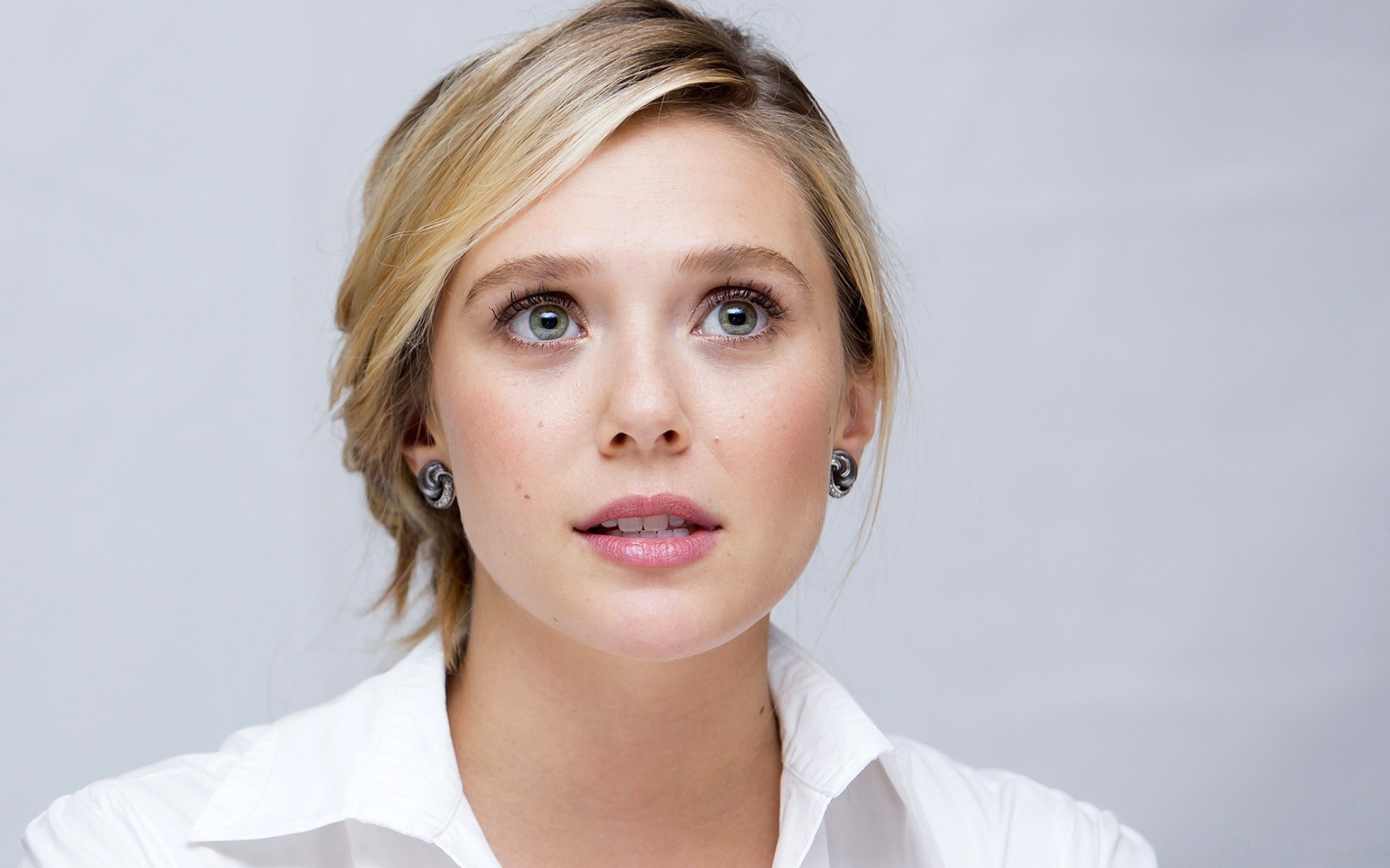 Красивая нежная блондинка, актриса Элизабет Олсен на сером фоне