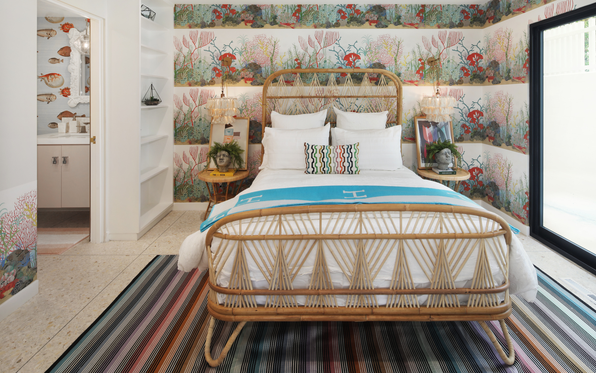 Спальня с большой кроватью  у окна 