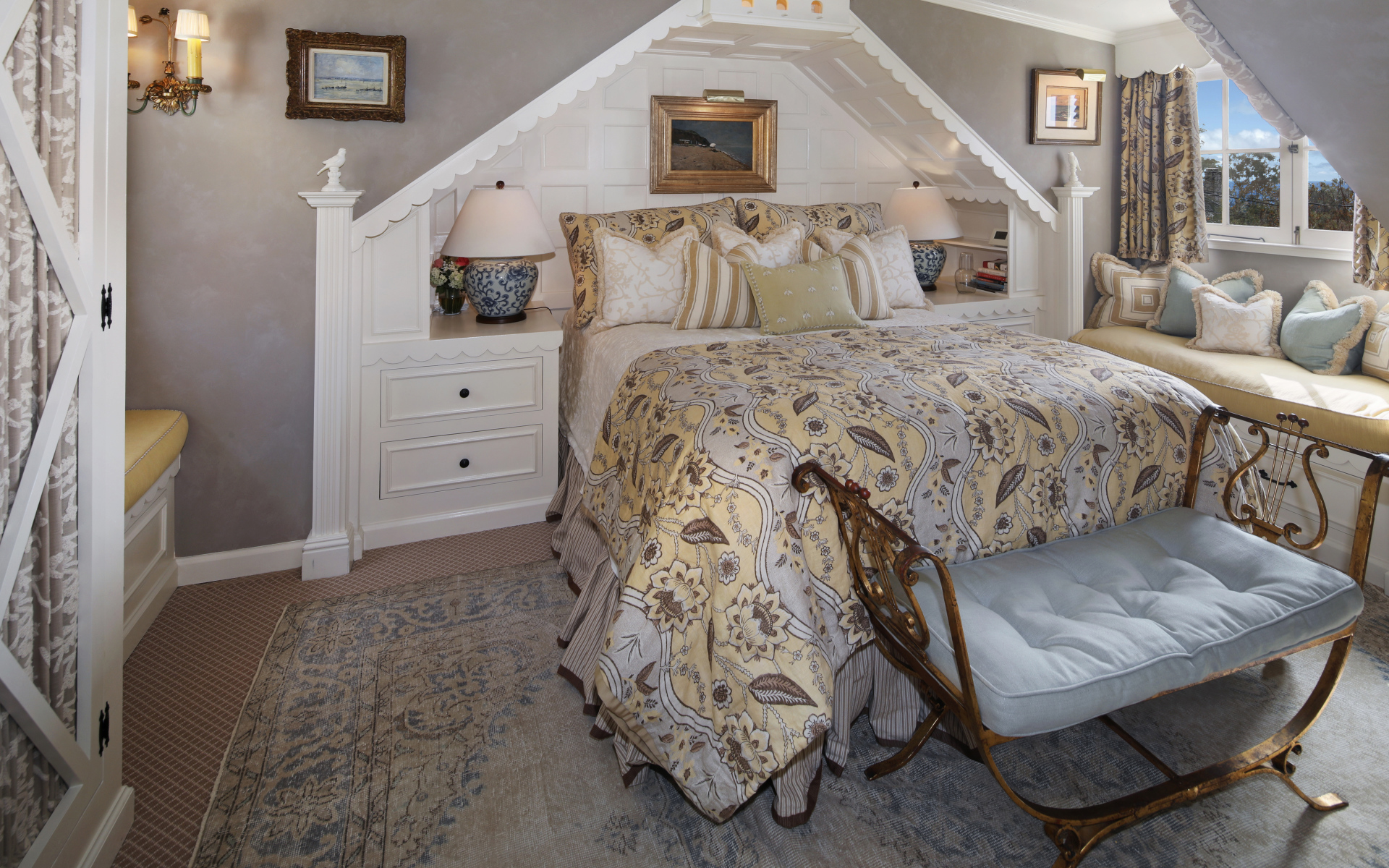 Спальня с большой просторной кроватью и диваном у окна 