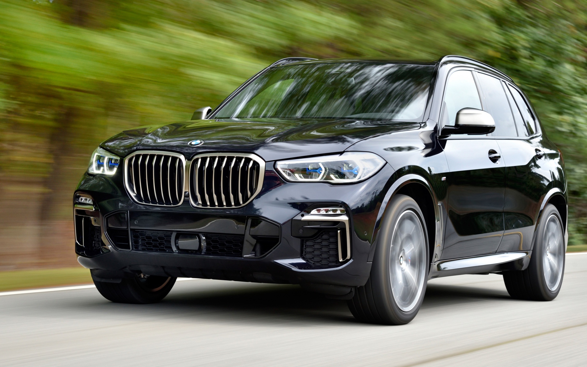Черный внедорожник BMW X5 на скорости 