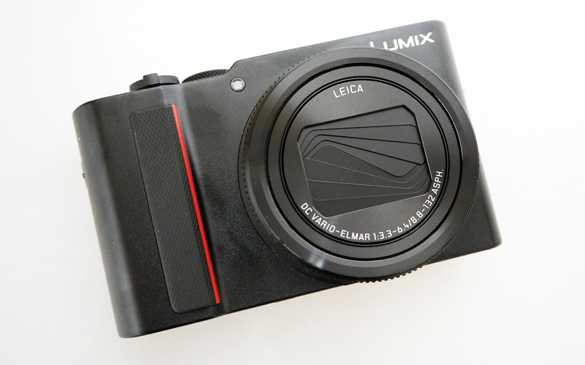 Черный фотоаппарат Panasonic Lumix ZS200  TZ200 на белом фоне