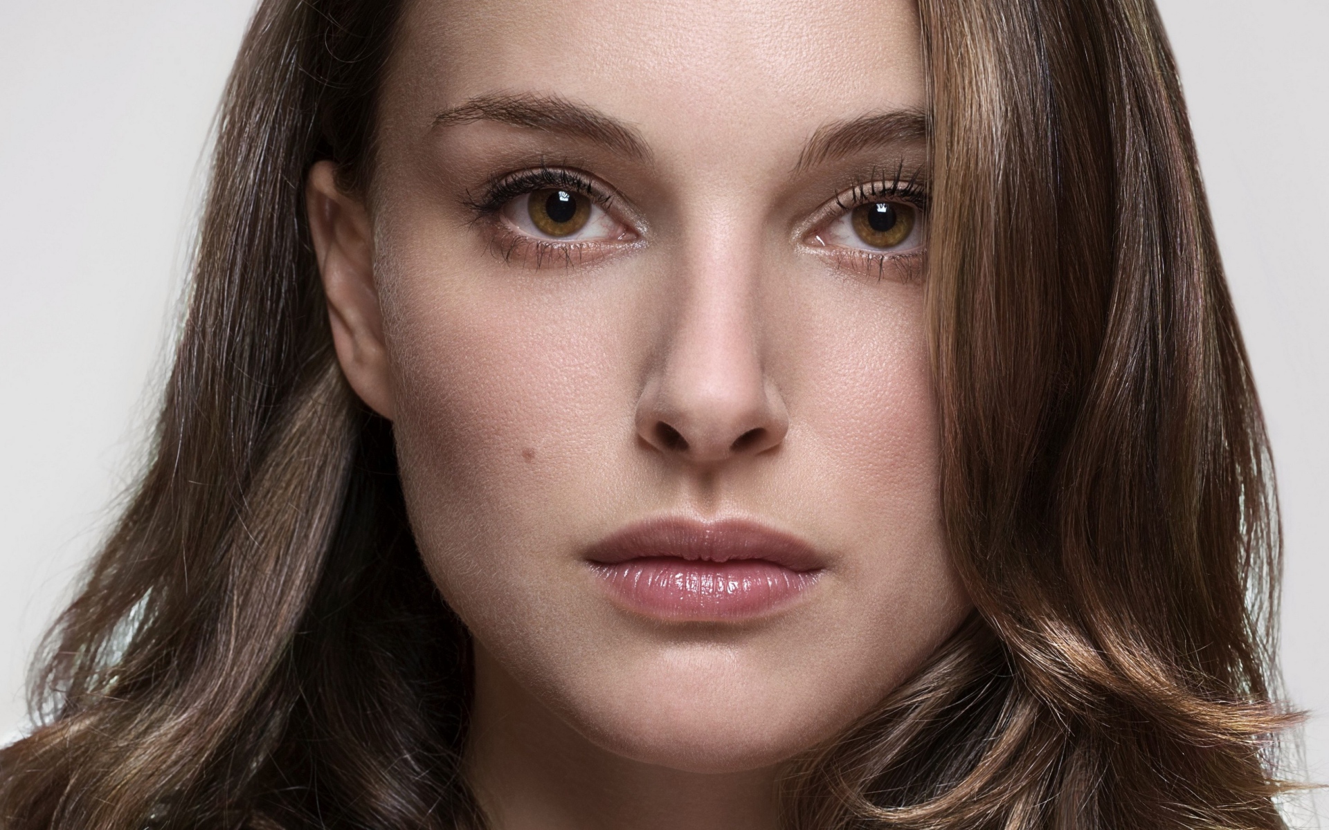 Кареглазая девушка, актриса Натали Портман лицо крупным планом