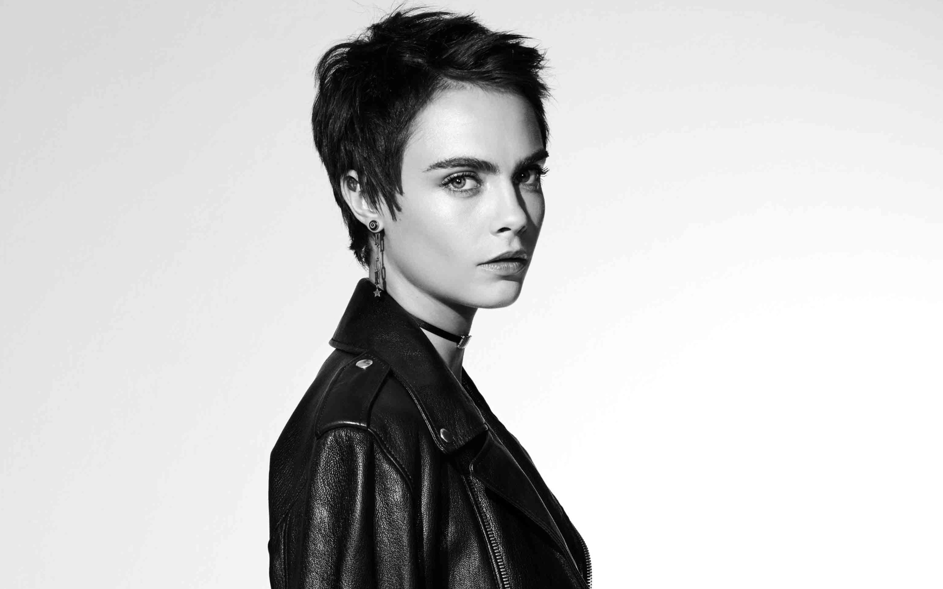 Кара Делевинь в черной кожаной куртке