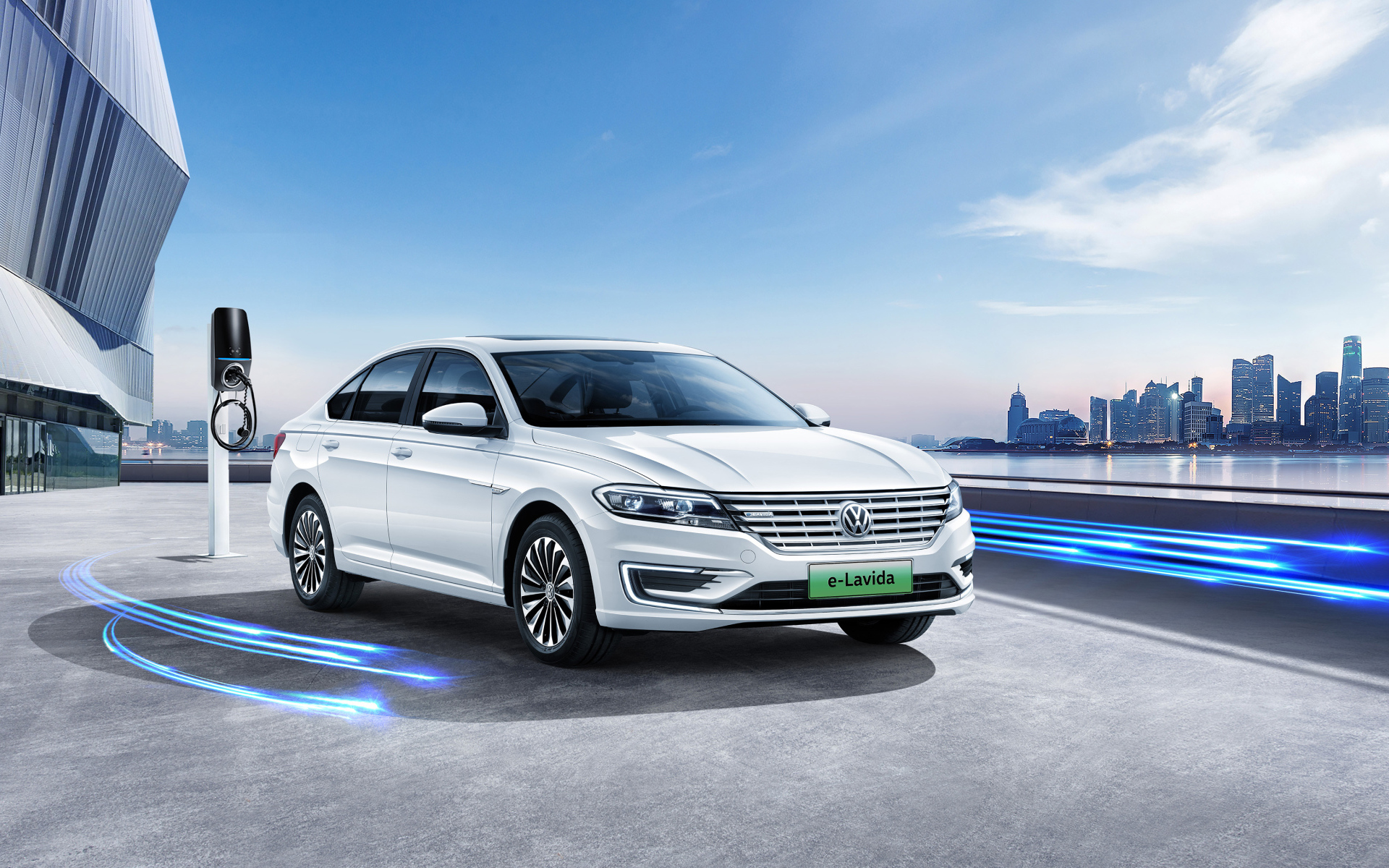 Электромобиль Volkswagen E-Lavida 2019 года на заправке 