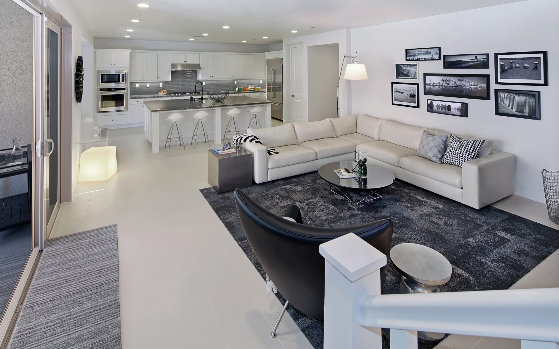 Серая гостиная комната совмещенная с кухней 