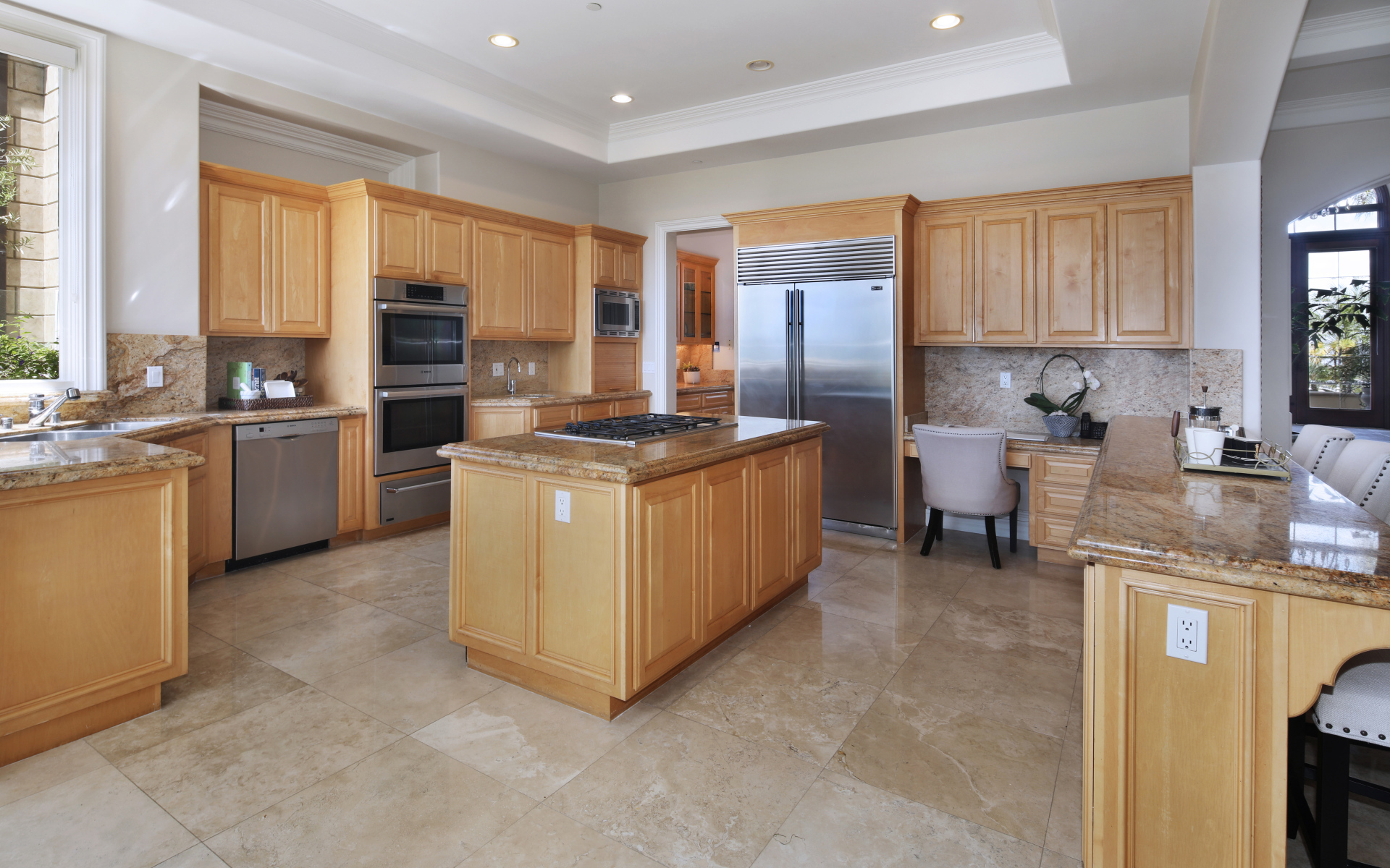 Большая кухня с деревянным интерьером