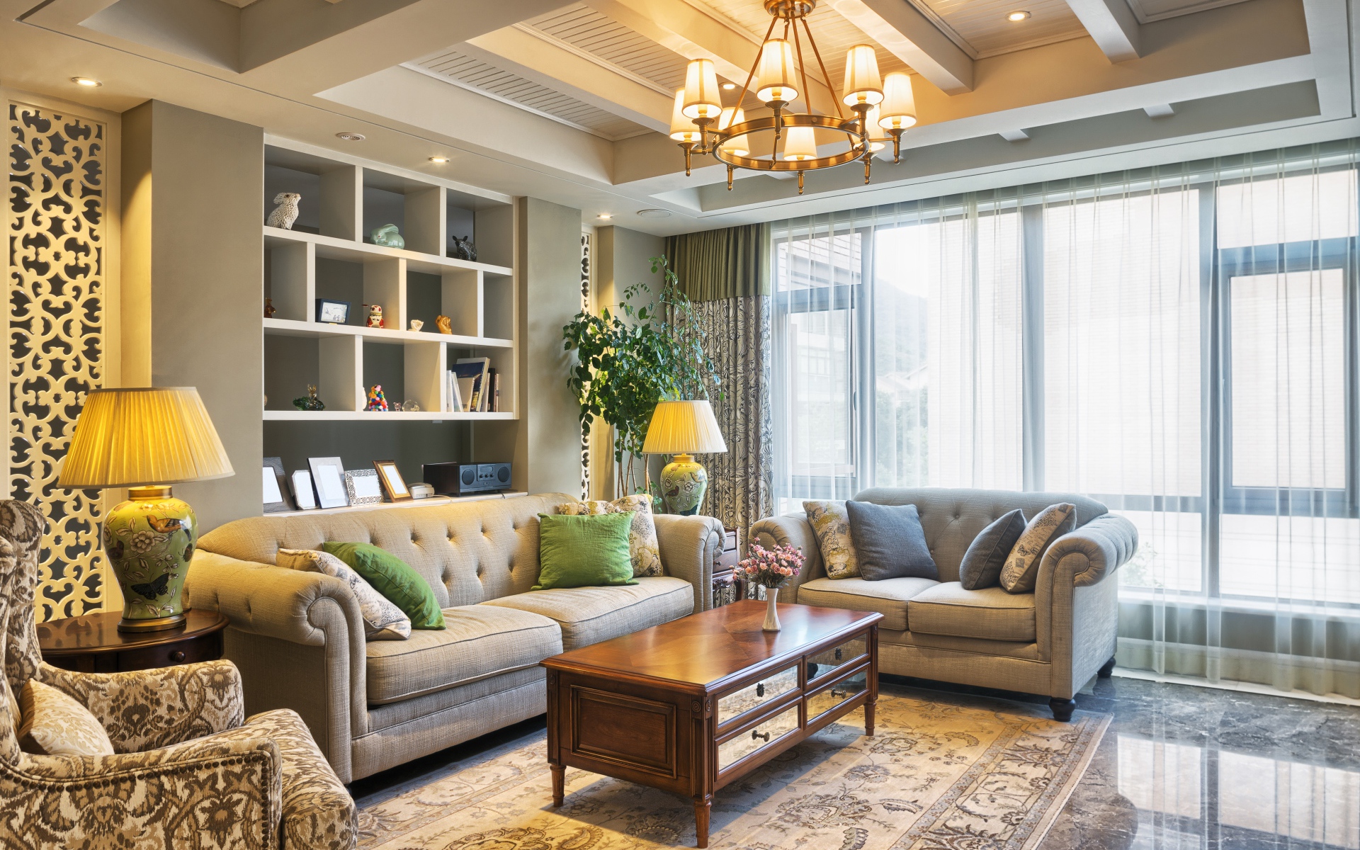 Много мягкой мебели в гостиной комнате с люстрой