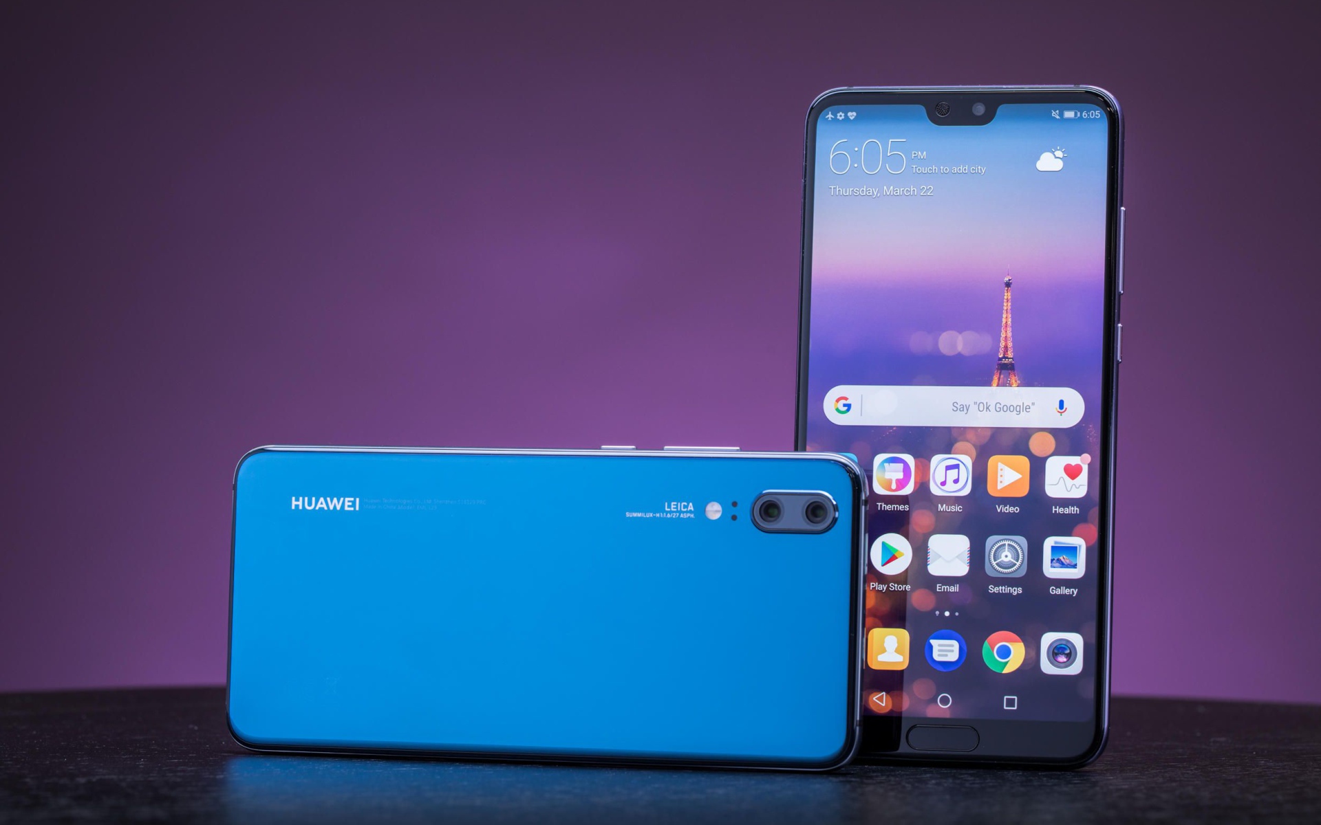 Новый тонкий смартфон Huawei P20 Pro на фиолетовом фоне