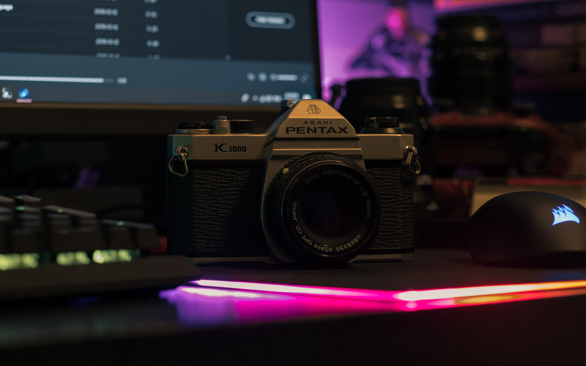 Фотоаппарат Pentax на столе с компьютером