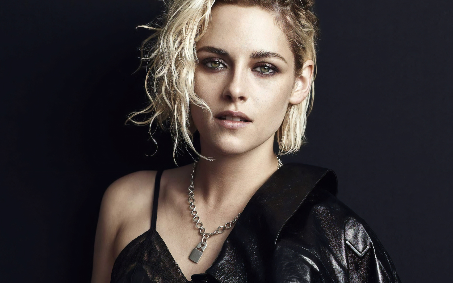 Популярная актриса Кристен Стюарт на сером фоне