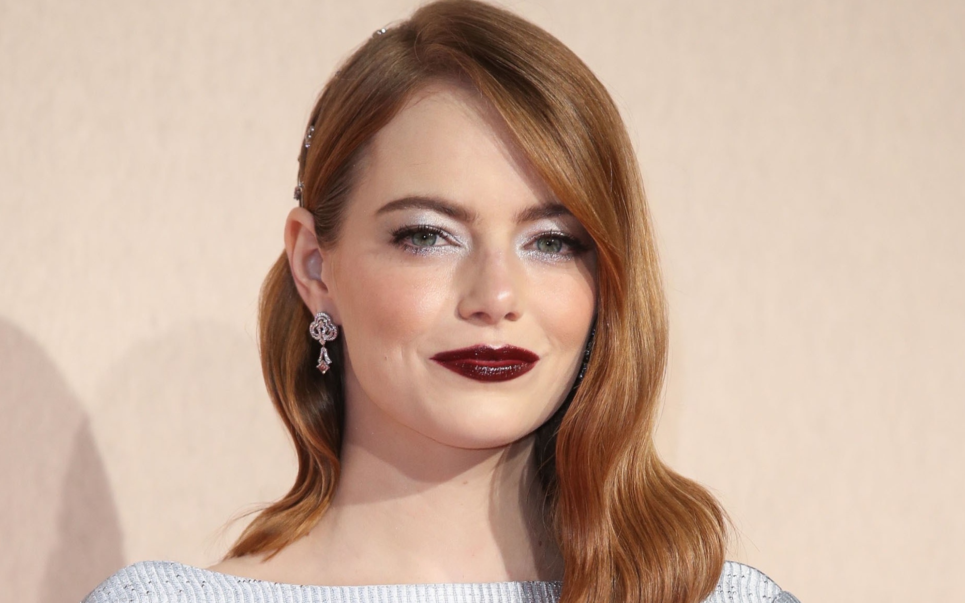 Рыжеволосая актриса Эмма Стоун с ярким макияжем