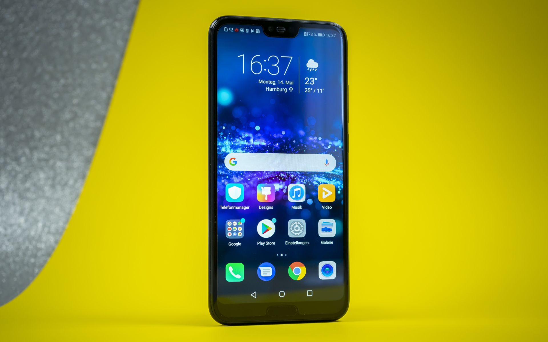 Тонкий смартфон Honor 10 на желтом фоне