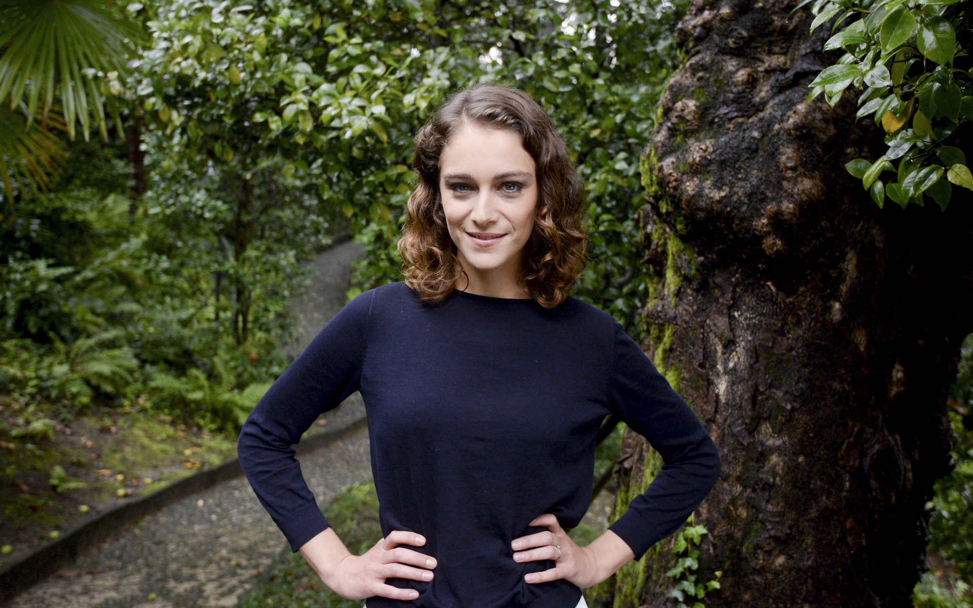 Улыбающаяся девушка, актриса Ариана Лабед