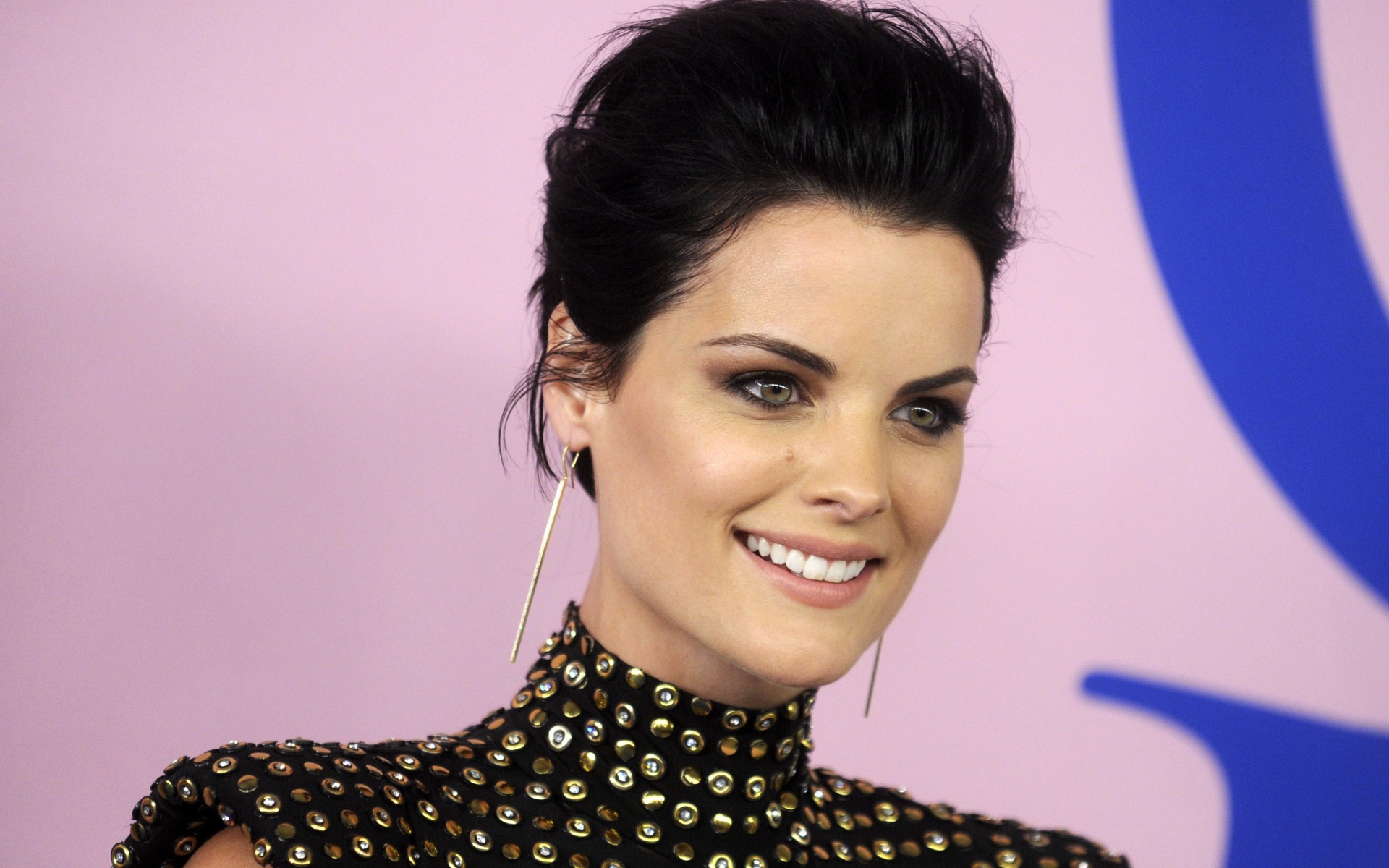 Улыбающаяся женщина, актриса Джейми Александр