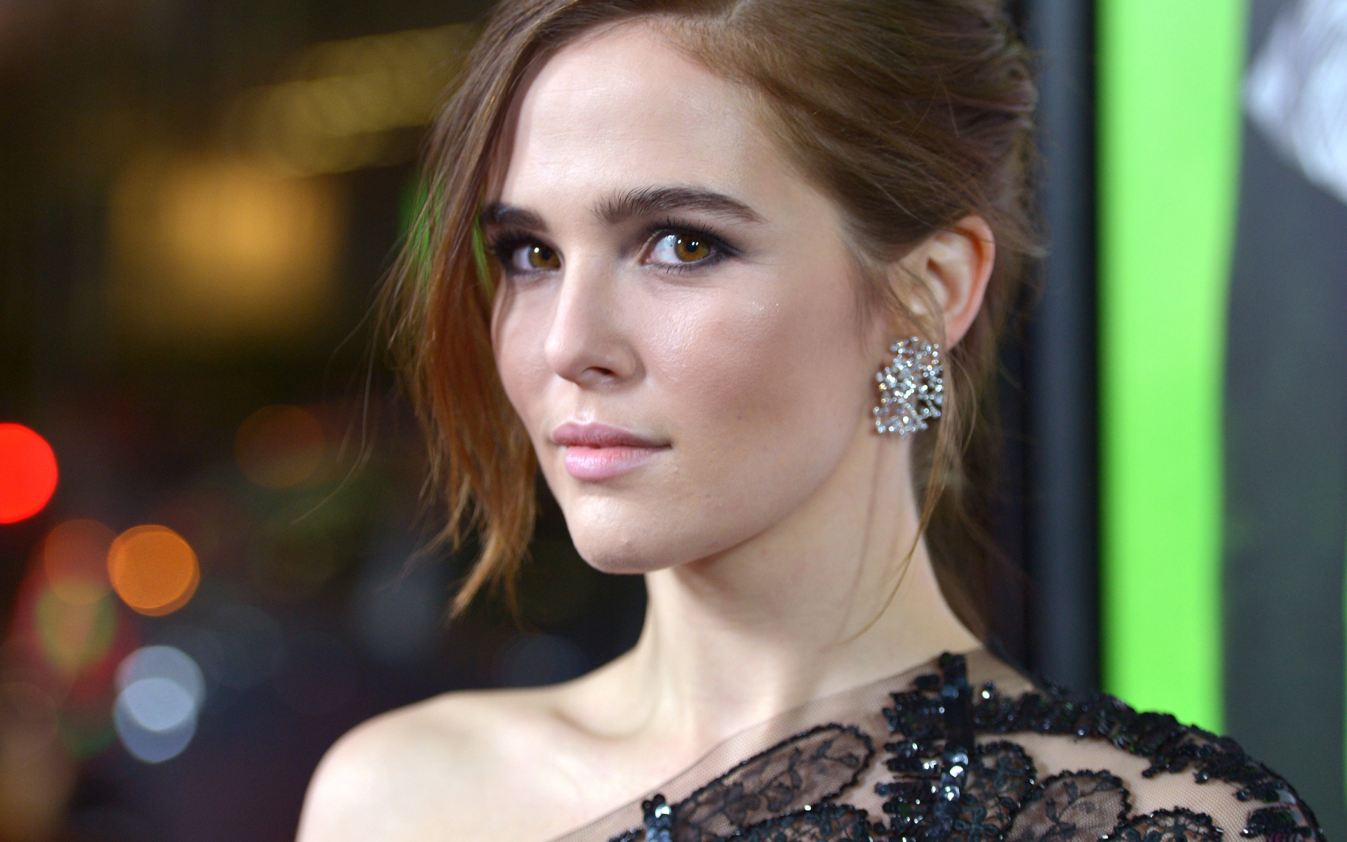 Стильная кареглазая девушка, актриса Зои Дойч в черном платье