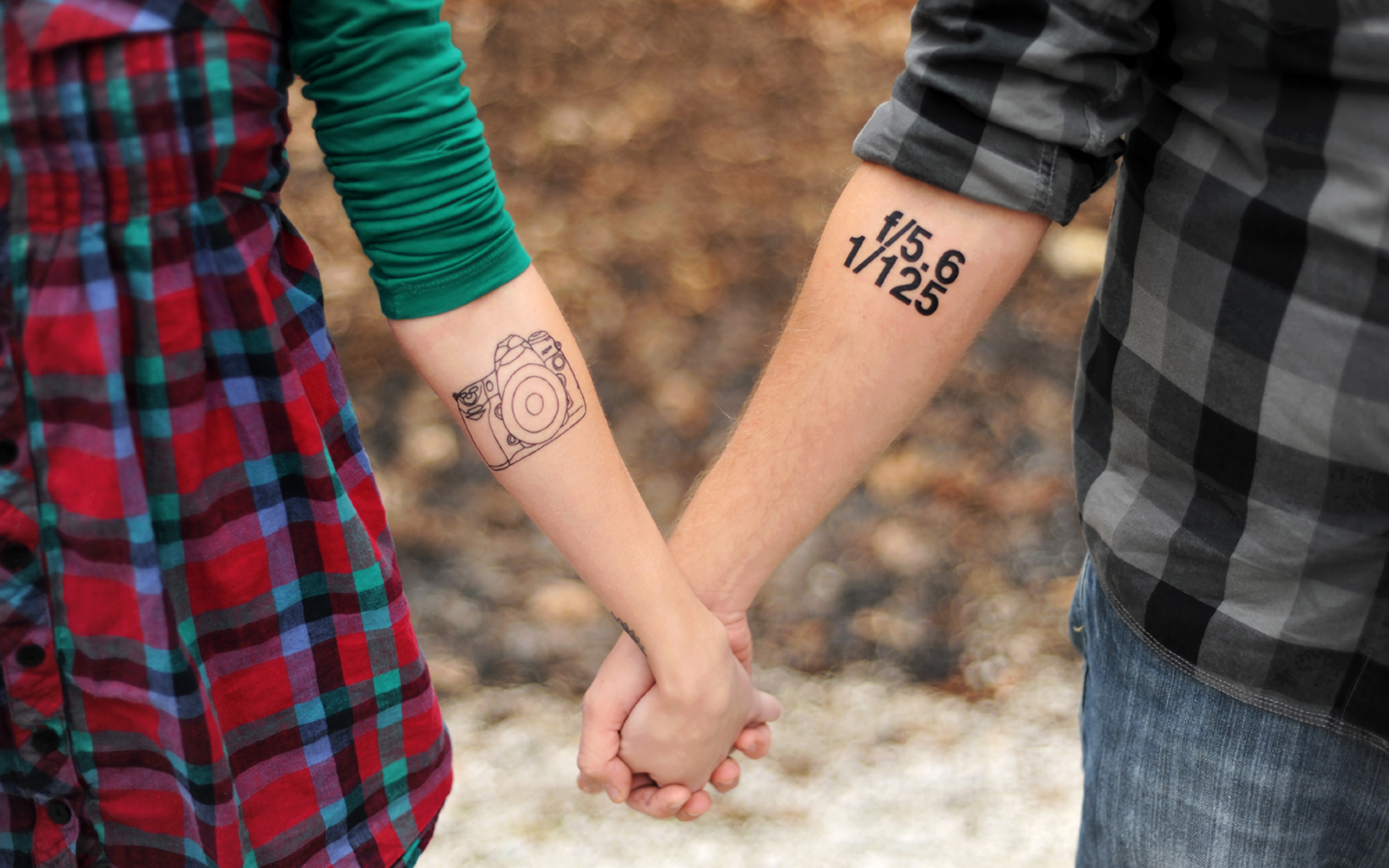 Татуировки на руках у влюбленной пары