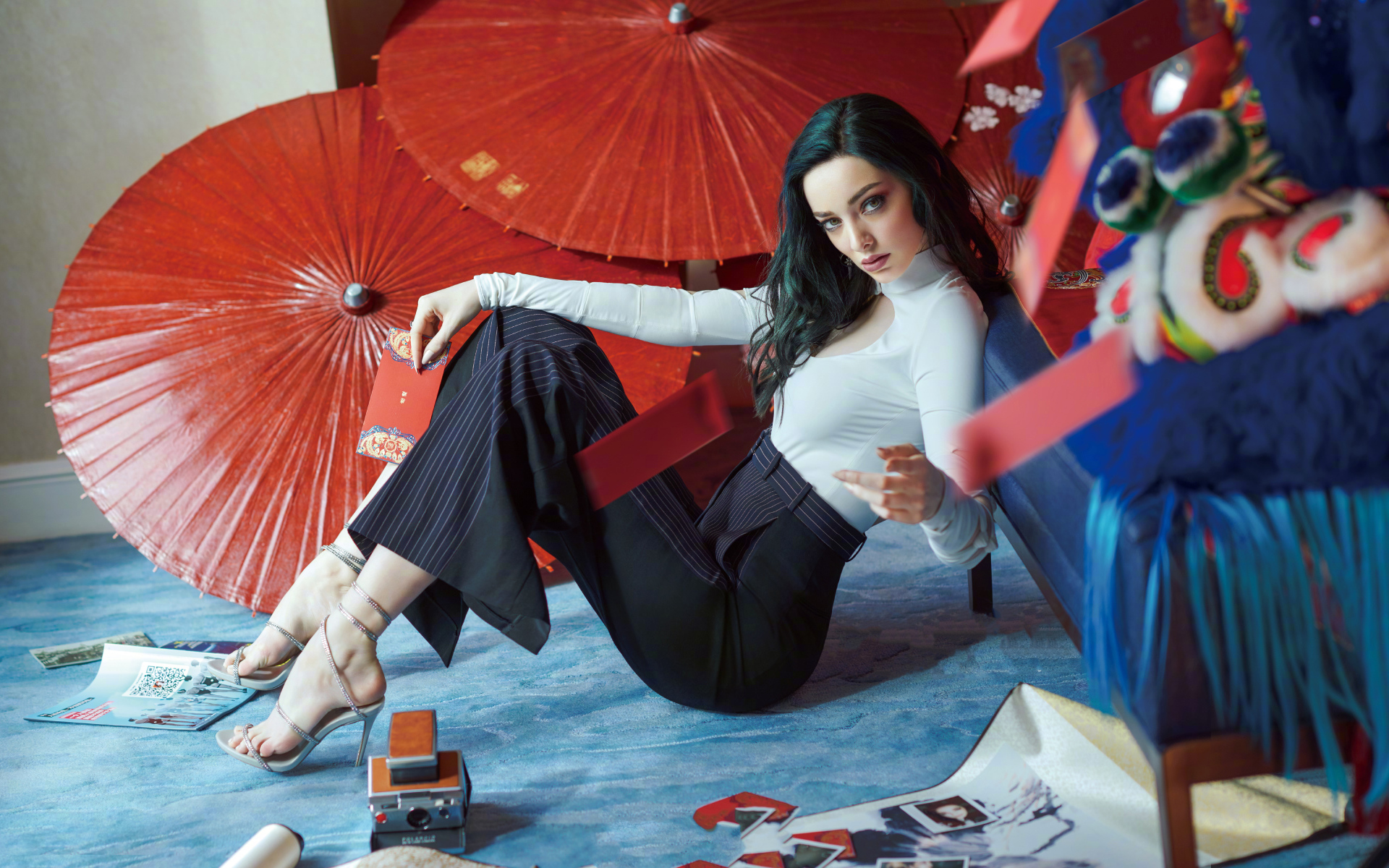 Молодая американская актриса Эмма Думонт на полу с зонтами