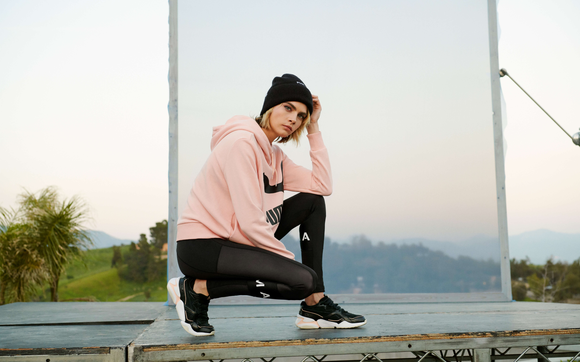 Молодая модель, актриса Кара Делевинь в спортивном костюме