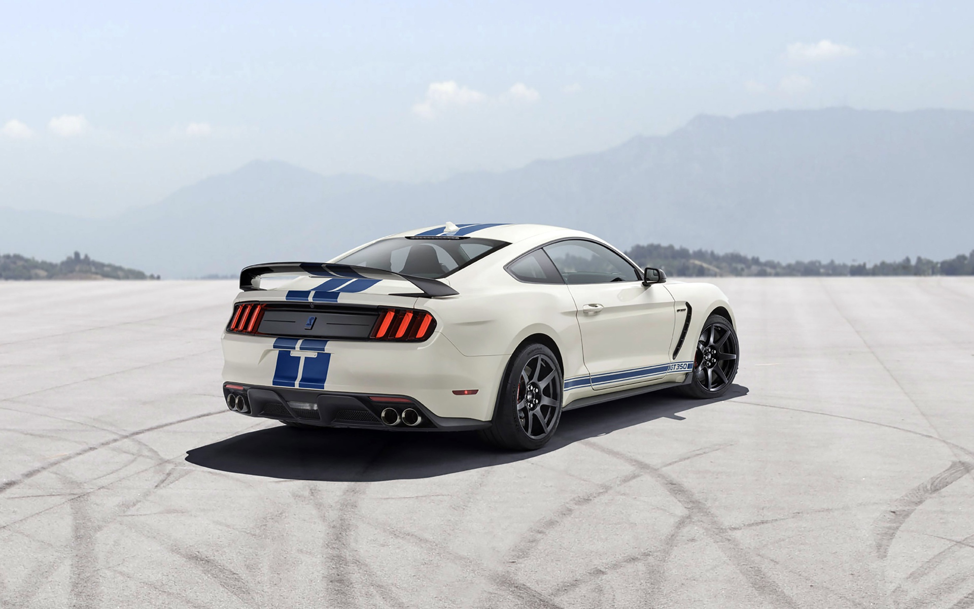 Автомобиль  Shelby GT350, 2020 года на асфальте