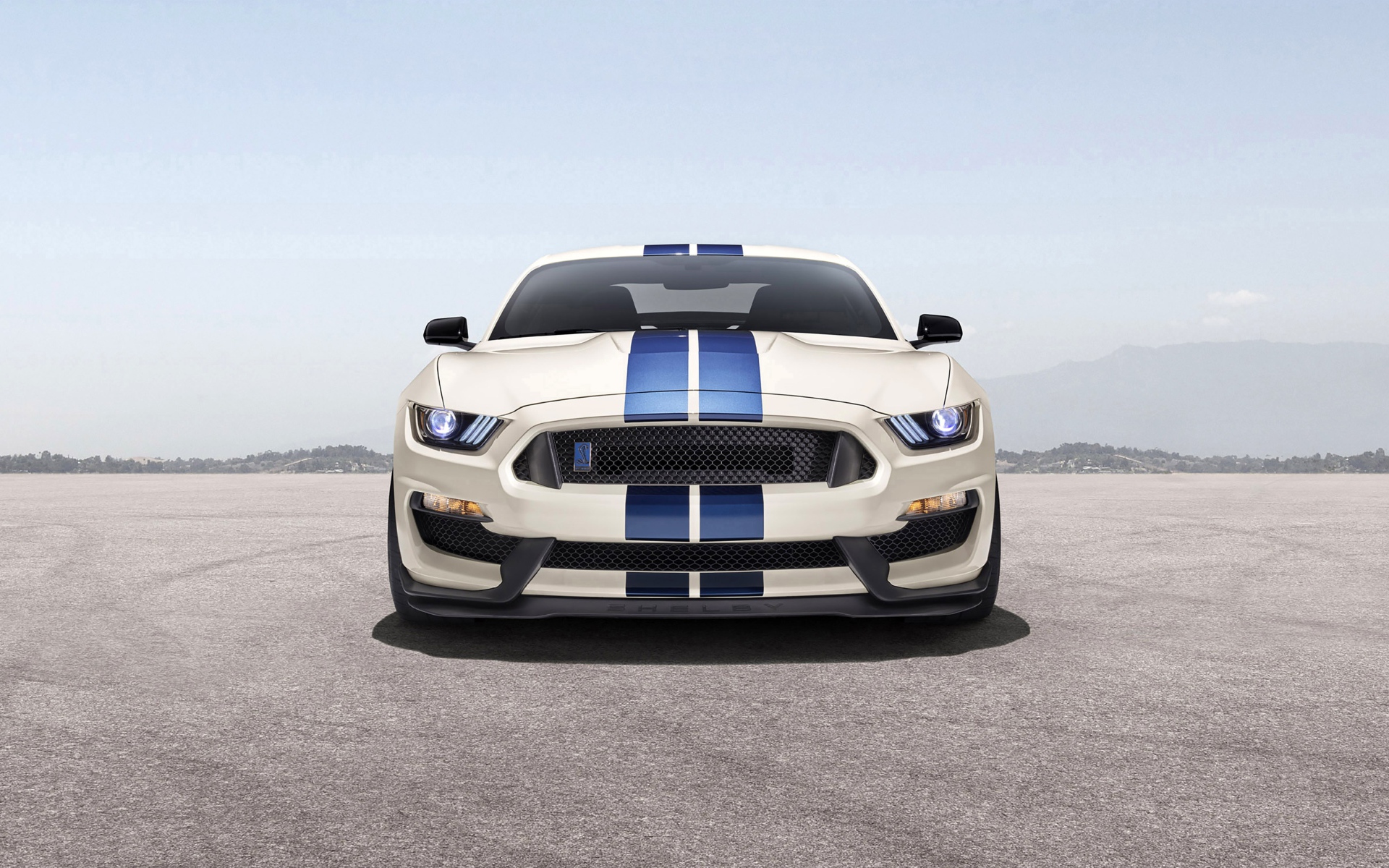 Автомобиль Shelby GT350, 2020 года вид спереди