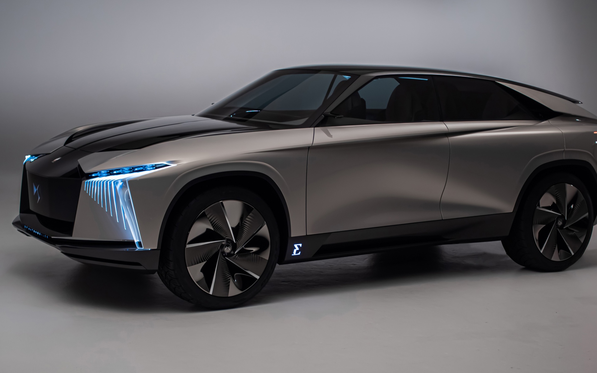 Серебристый автомобиль DS Aero Sport Lounge 2020 года на сером фоне