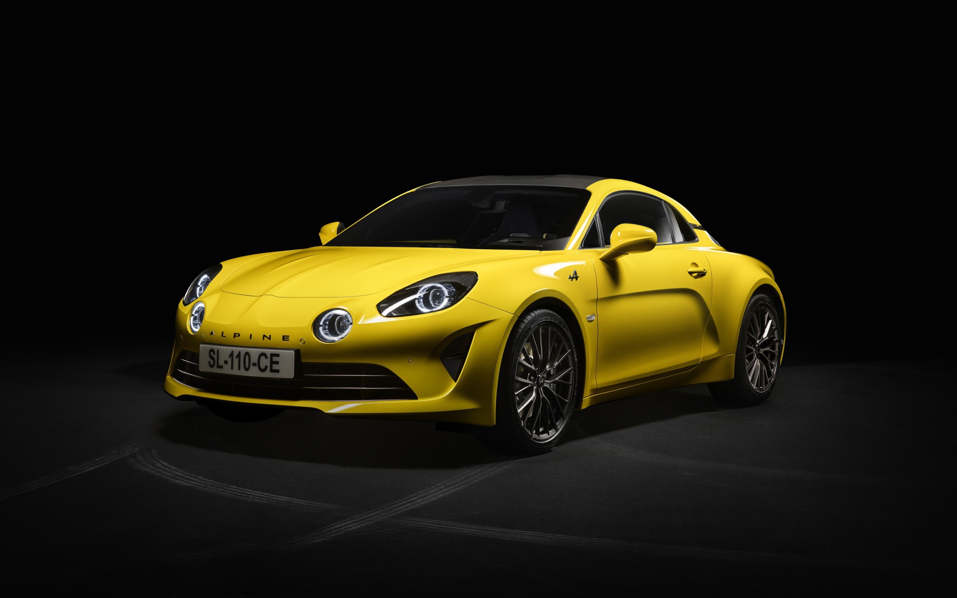 Желтый автомобиль Alpine A110 Color Edition 2020 года на черном фоне