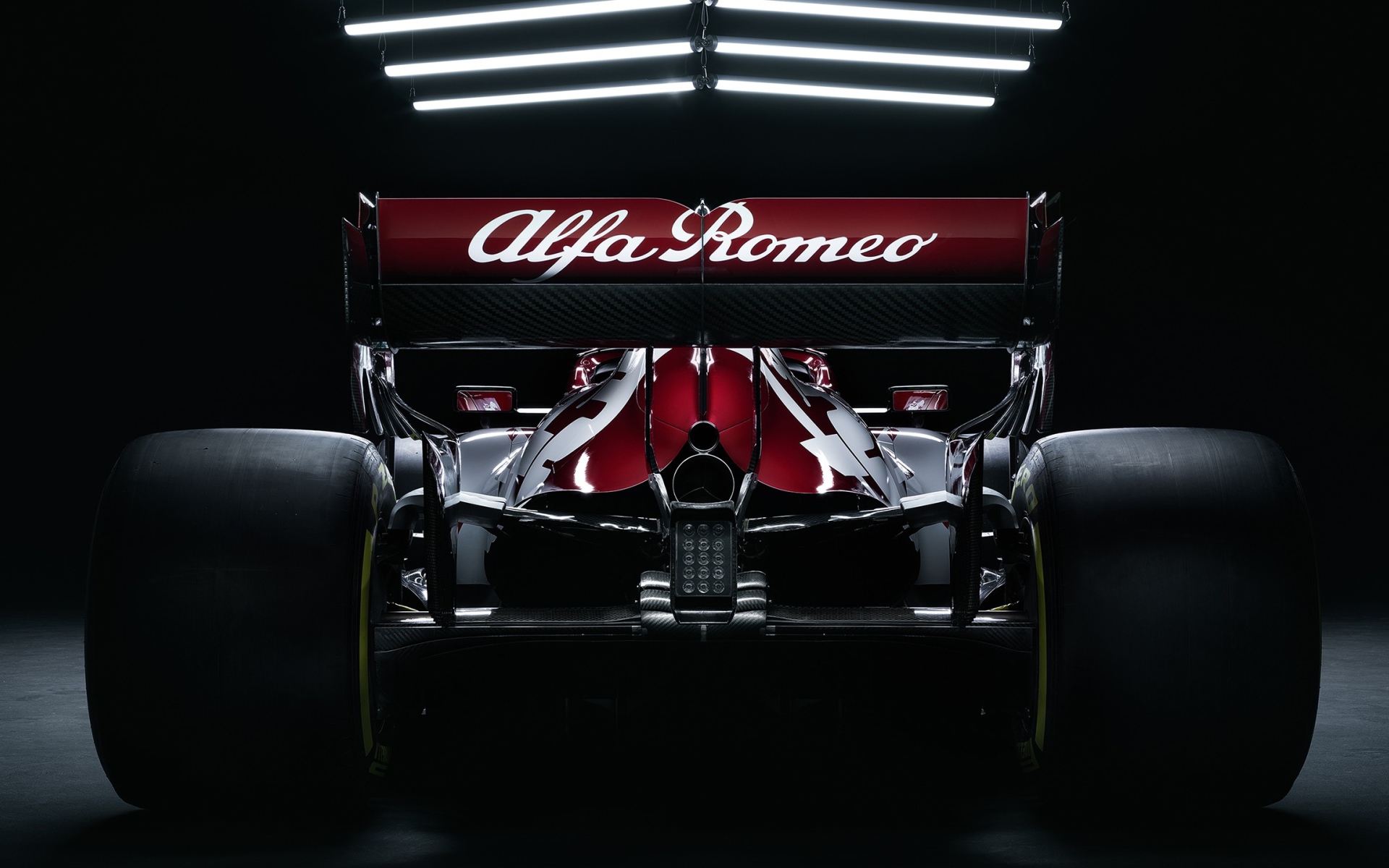 Гоночный автомобиль Alfa Romeo C39 2020 года вид сзади