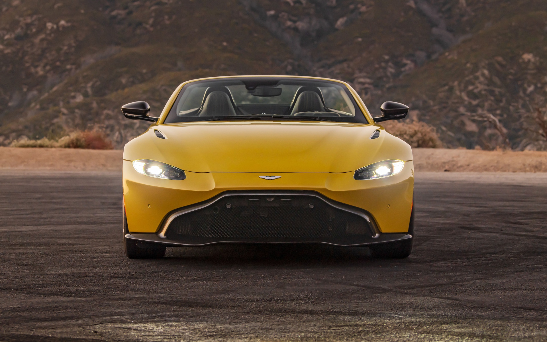 Автомобиль  Aston Martin Vantage Roadster, 2021 года с включенными фарами
