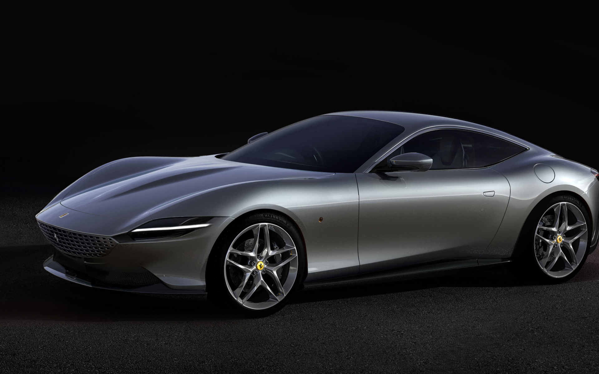 Серый автомобиль Aston Martin DBS Superleggera 2019 года на черном фоне