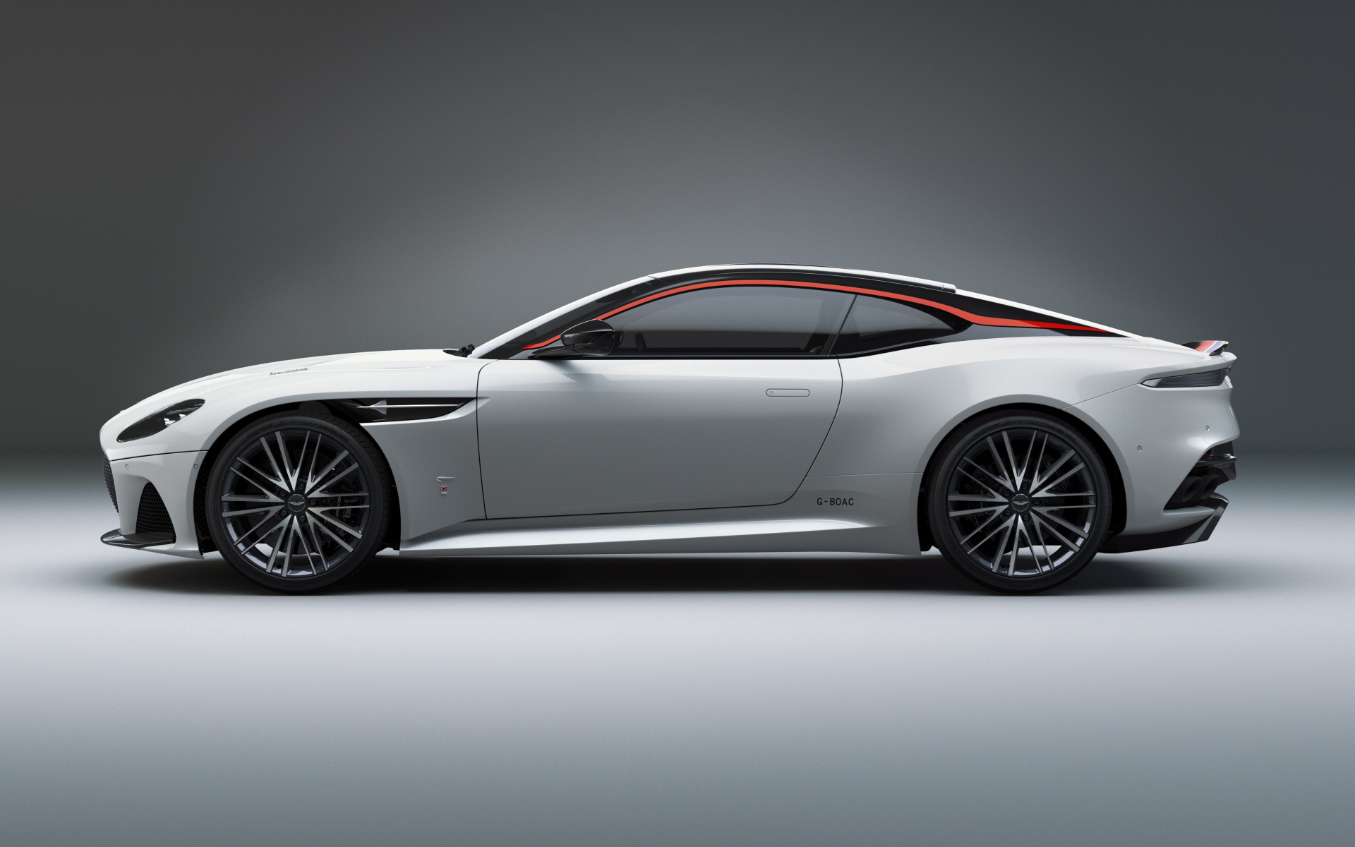 Серебристый автомобиль Aston Martin DBS Superleggera 2019 года вид сбоку