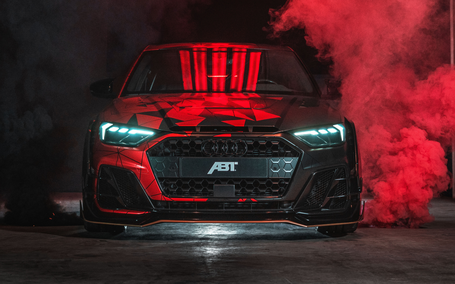 Автомобиль Audi A1 ABT Sportsline, 2019 года в красном дыму