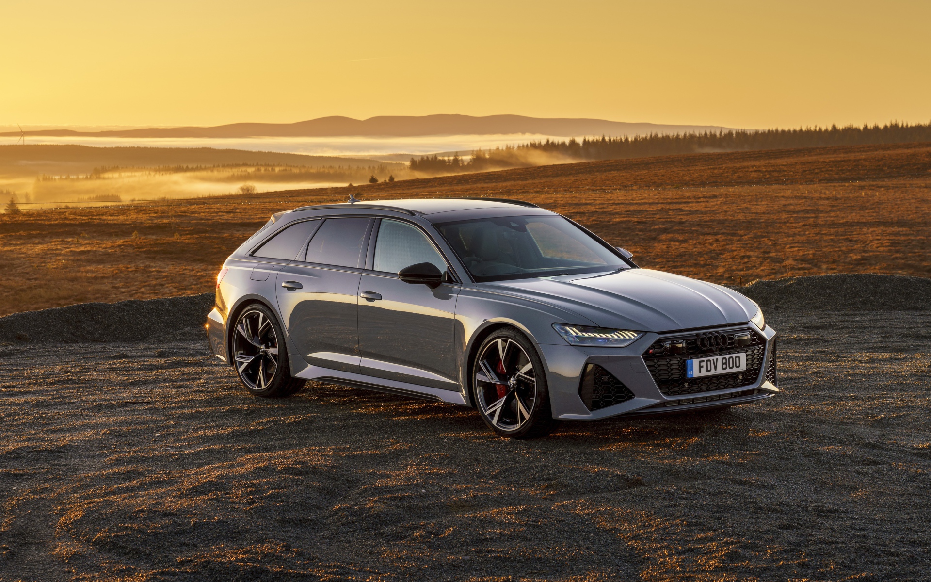 Автомобиль Audi RS 6 Avant 2020 года на фоне заката