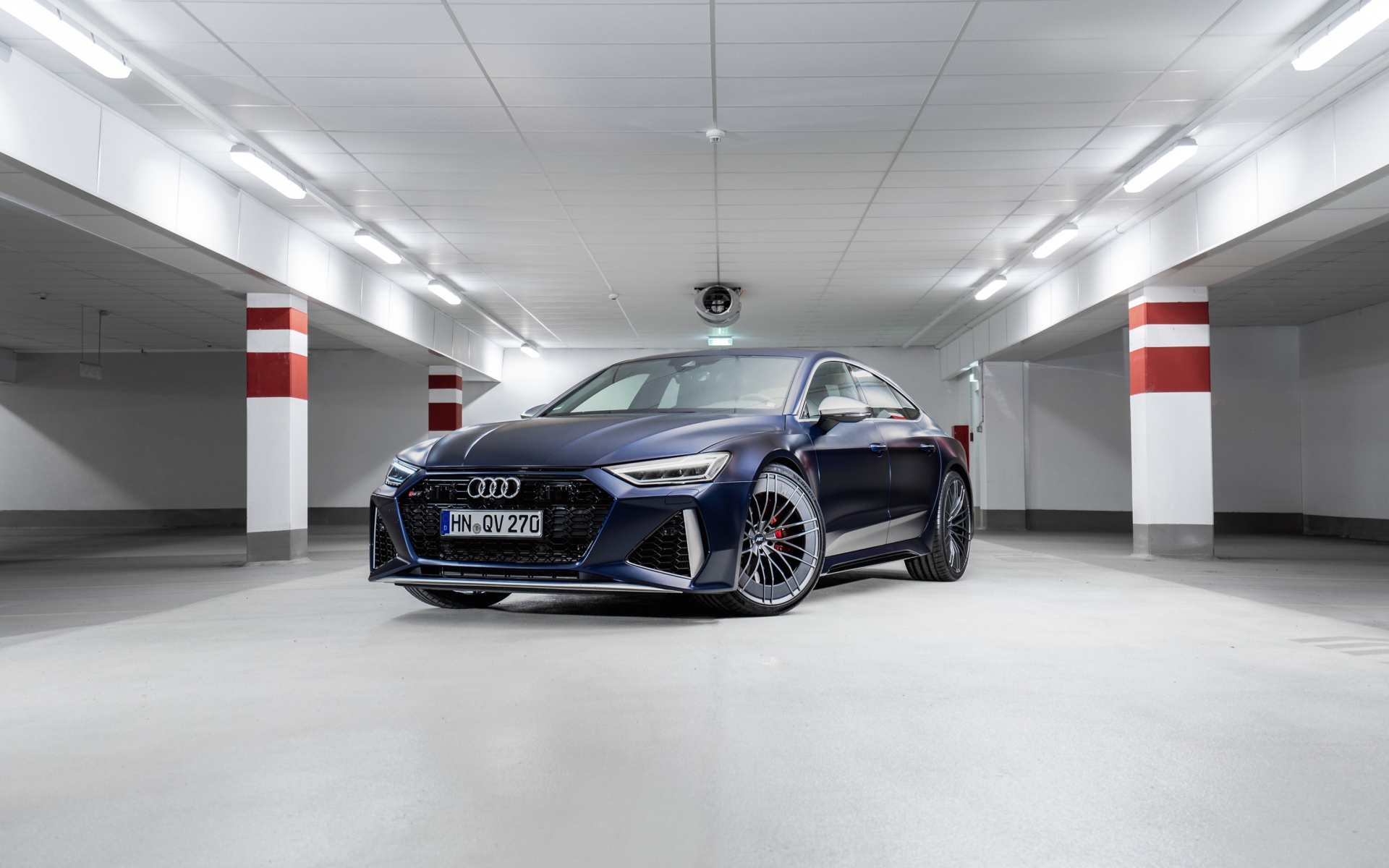 Автомобиль Audi RS 7 Sportback 2020 года на подземной парковке 