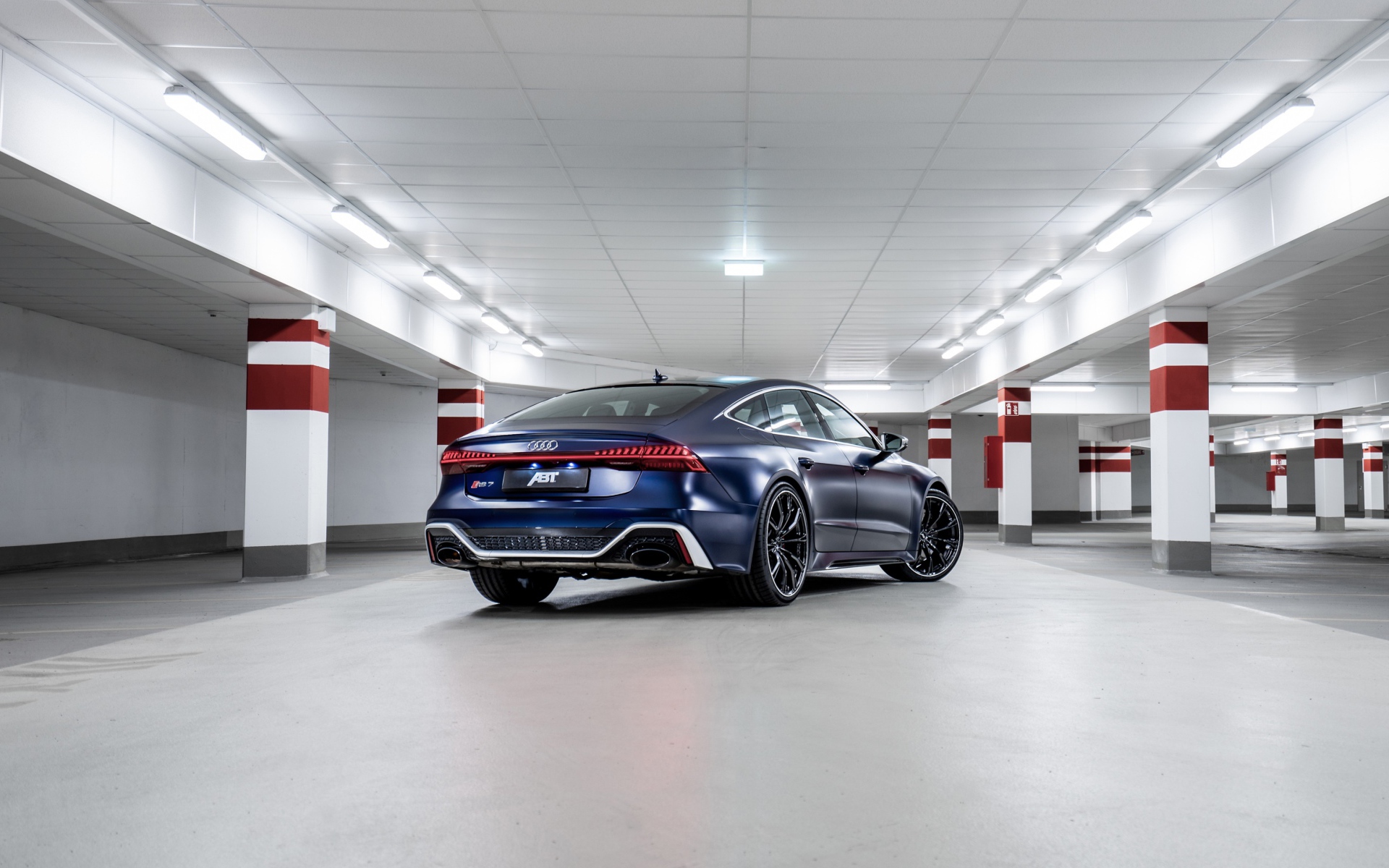 Автомобиль Audi RS 7 Sportback 2020 года на подземной парковке вид сзади
