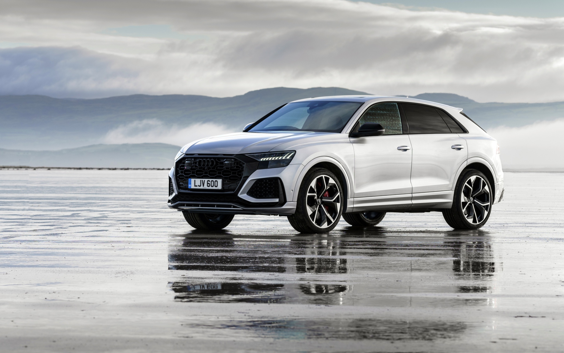 Внедорожник Audi RS Q8 2020 года на мокром асфальте 