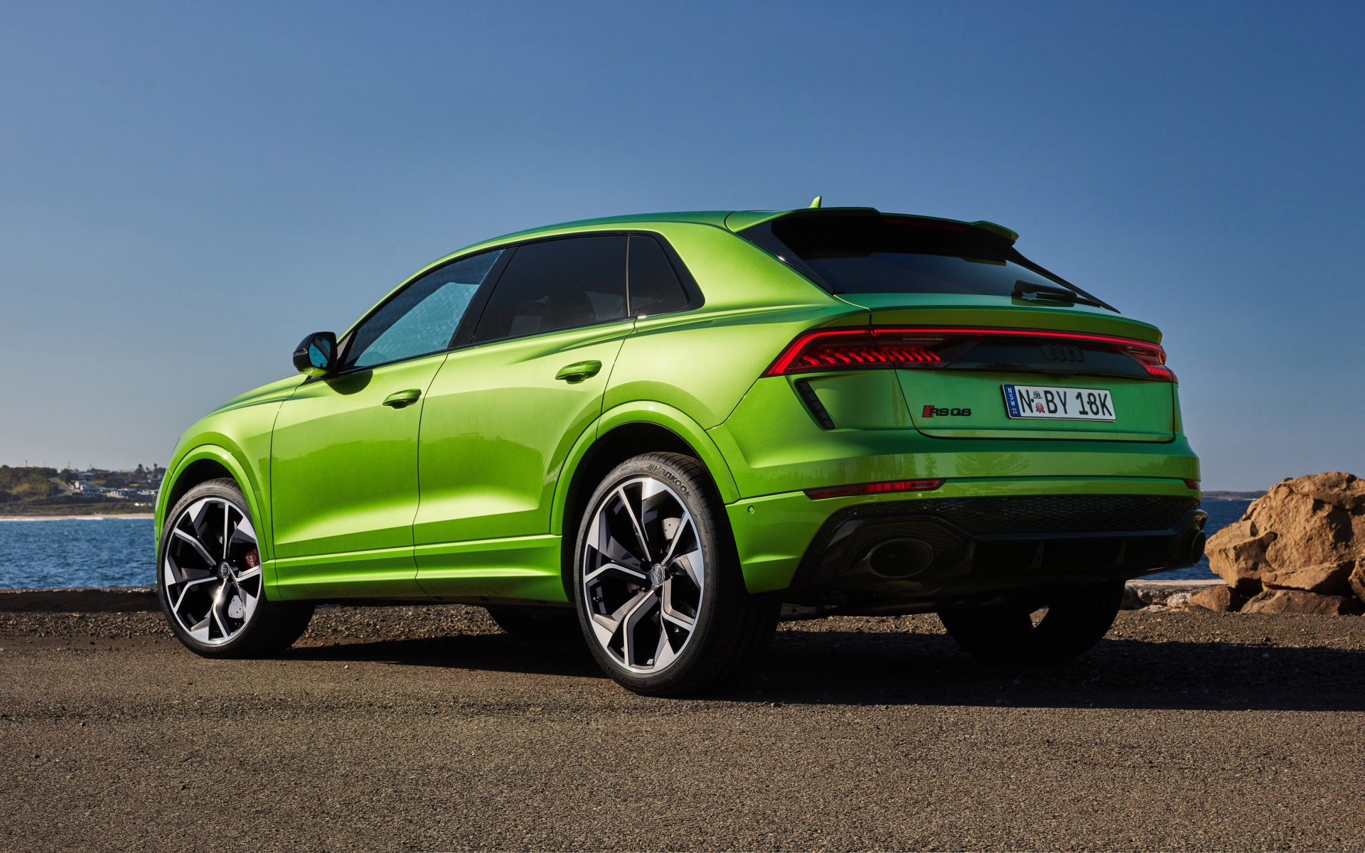 Автомобиль Audi RS Q8 2020 года вид сзади у воды