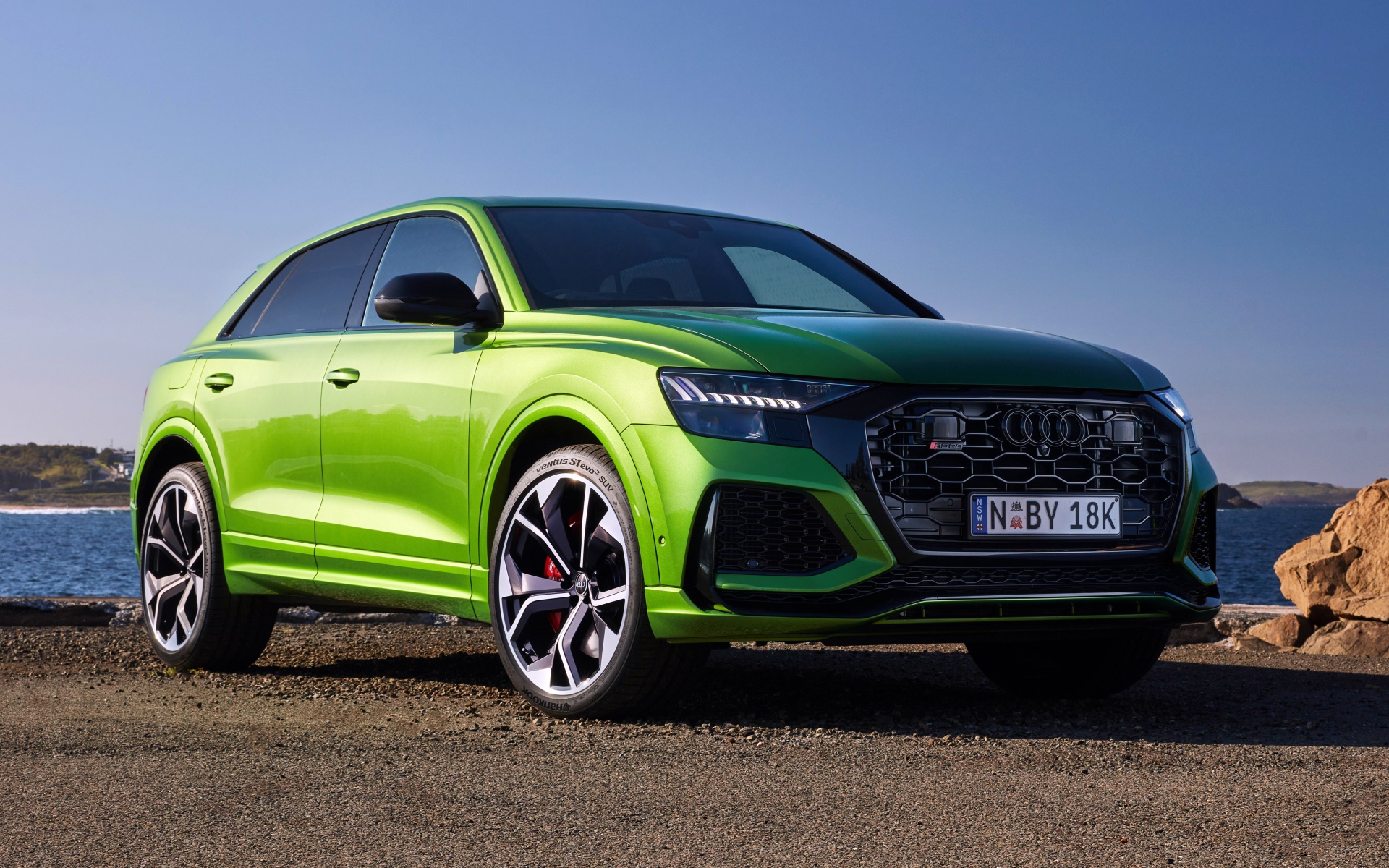 Зеленый автомобиль Audi RS Q8 2020 года вид спереди
