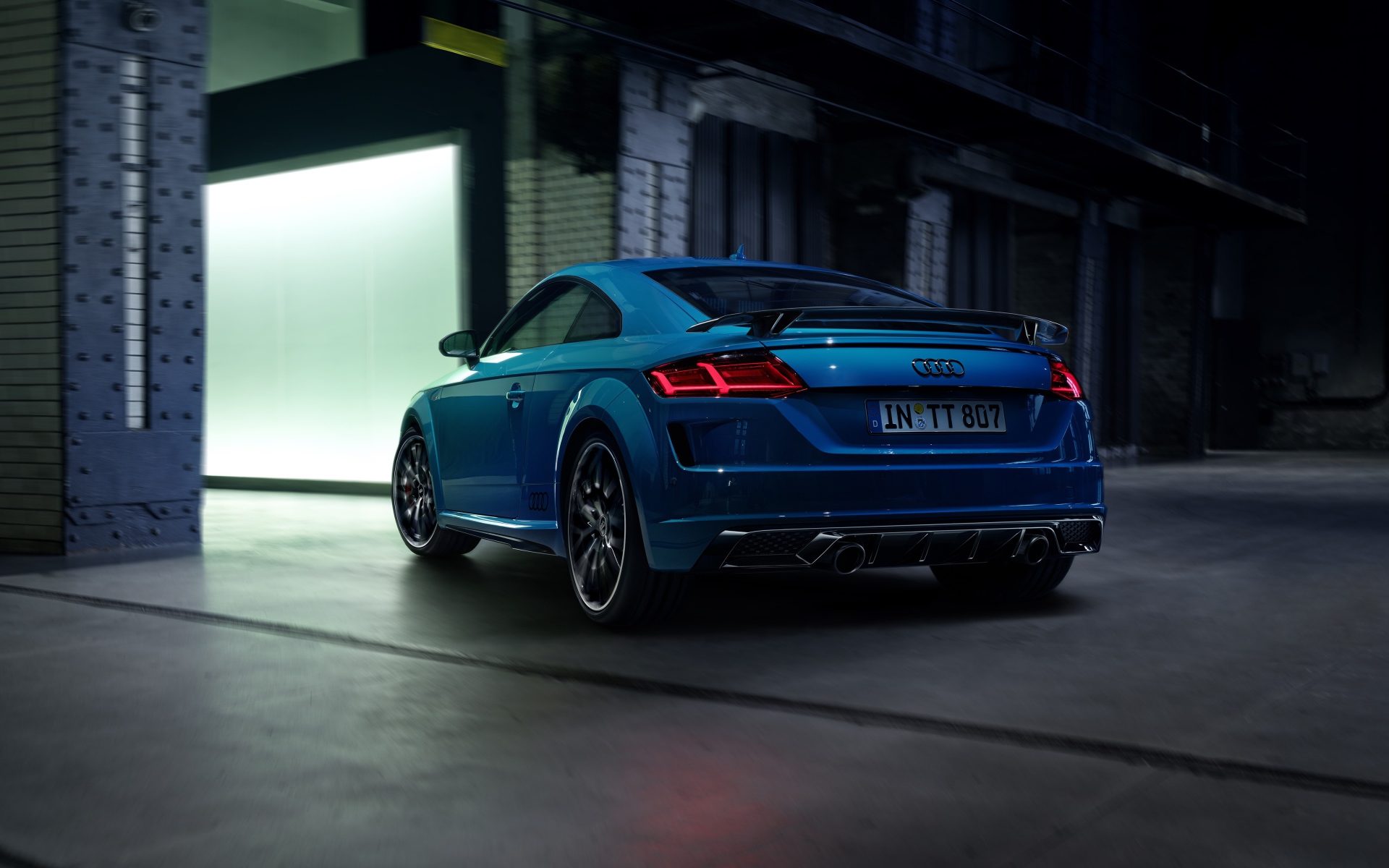 Синий автомобиль Audi TT Coupe 45 TFSI Quattro S Line Competition Plus 2020  года вид сзади