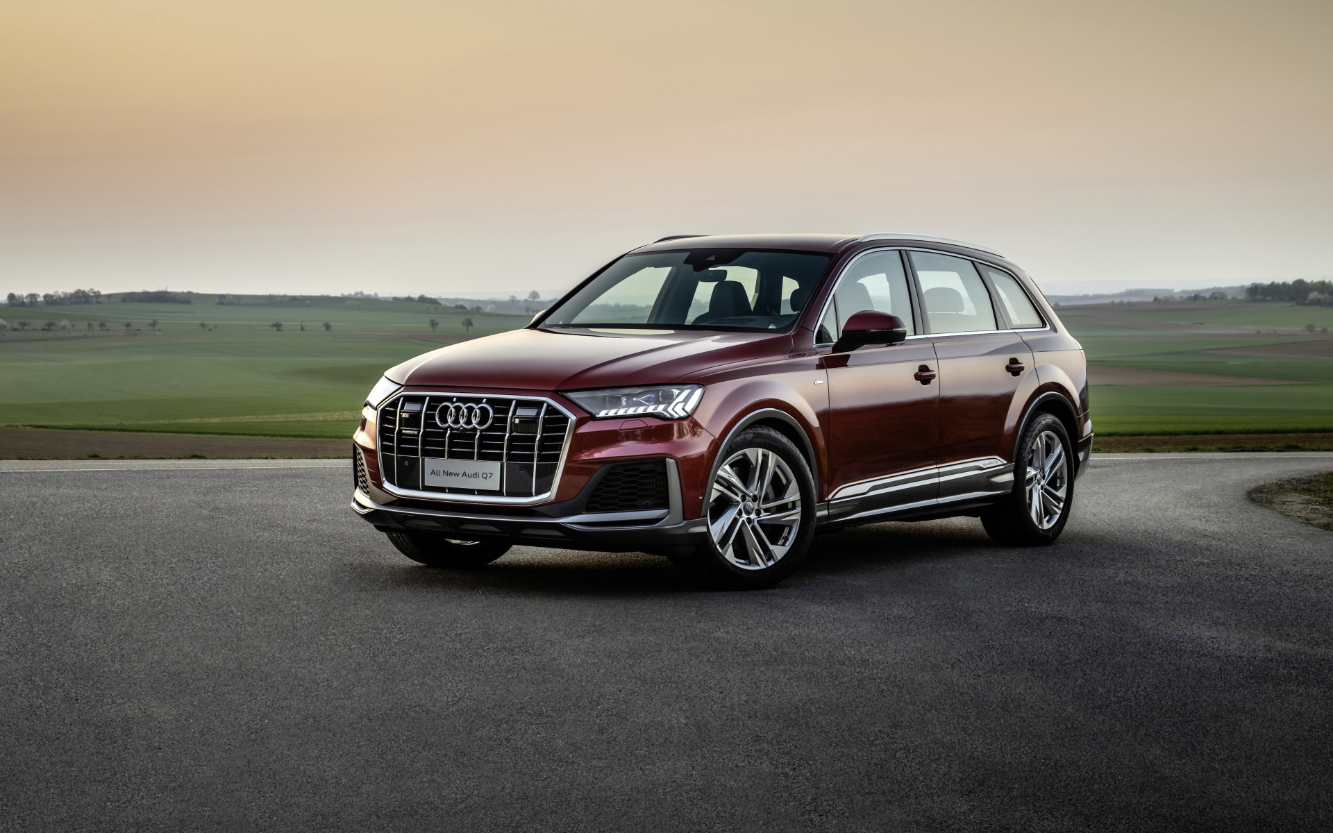 Бордовый внедорожник Audi Q7 55 TFSI Quattro S Line 2020 года
