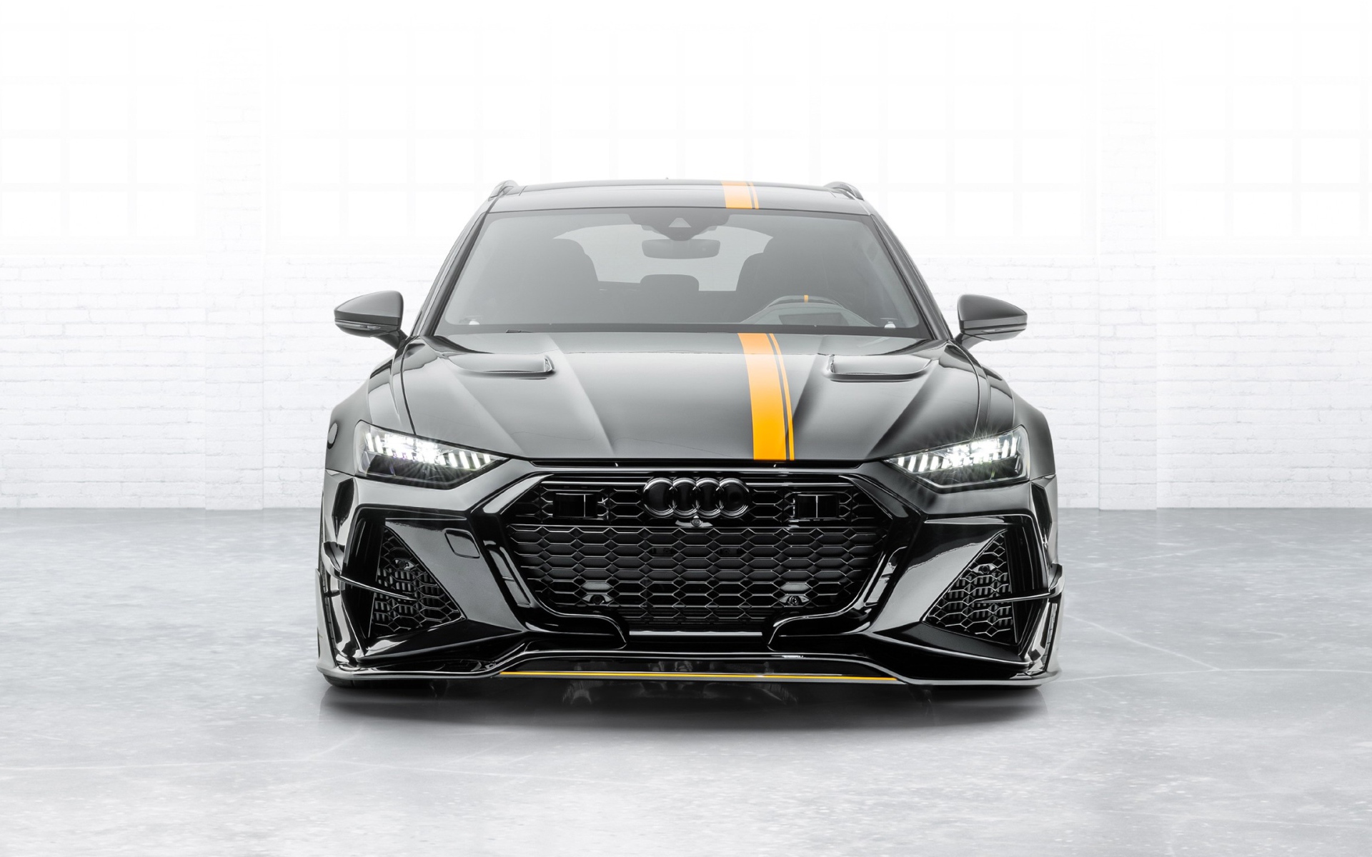 Автомобиль Mansory Audi RS 6 Avant 2020 года вид спереди 