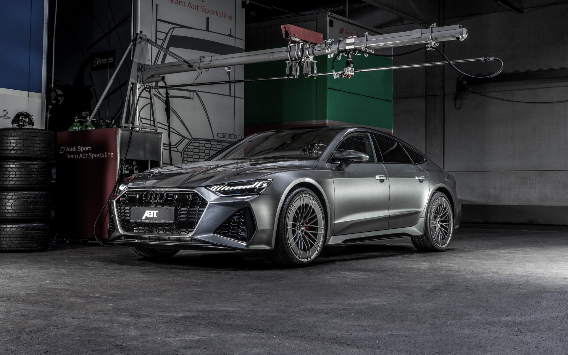 Серый автомобиль  Audi RS 7 Sportback 2020 года в гараже