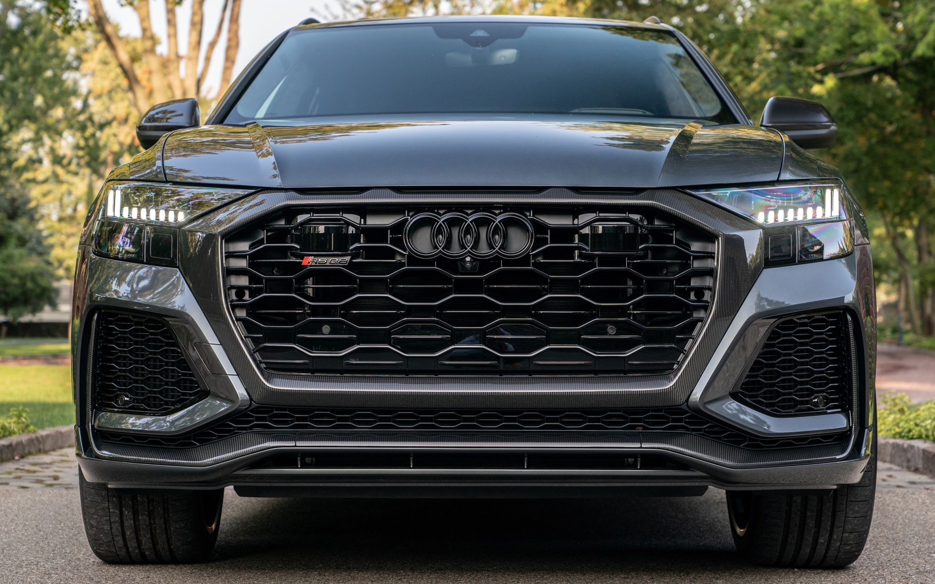 Черный автомобиль  Audi RS Q8, 2021 года вид спереди