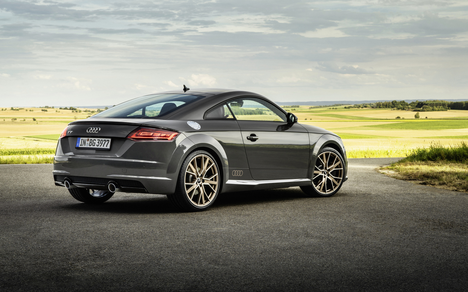 Автомобиль Audi TT, 2021 года на фоне полей