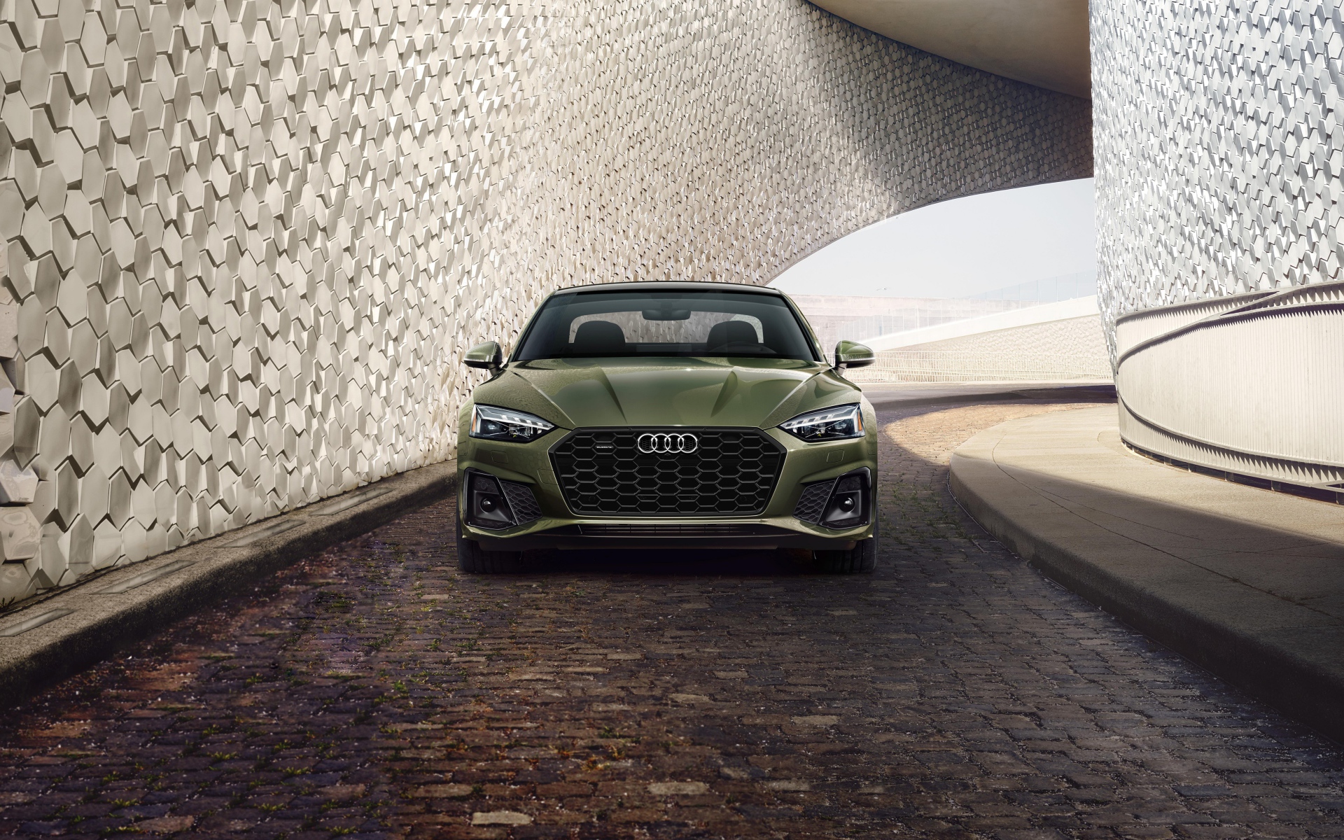 Автомобиль  Audi A5 Coupe 45 TFSI Quattro S Line, 2020 года в тоннеле 