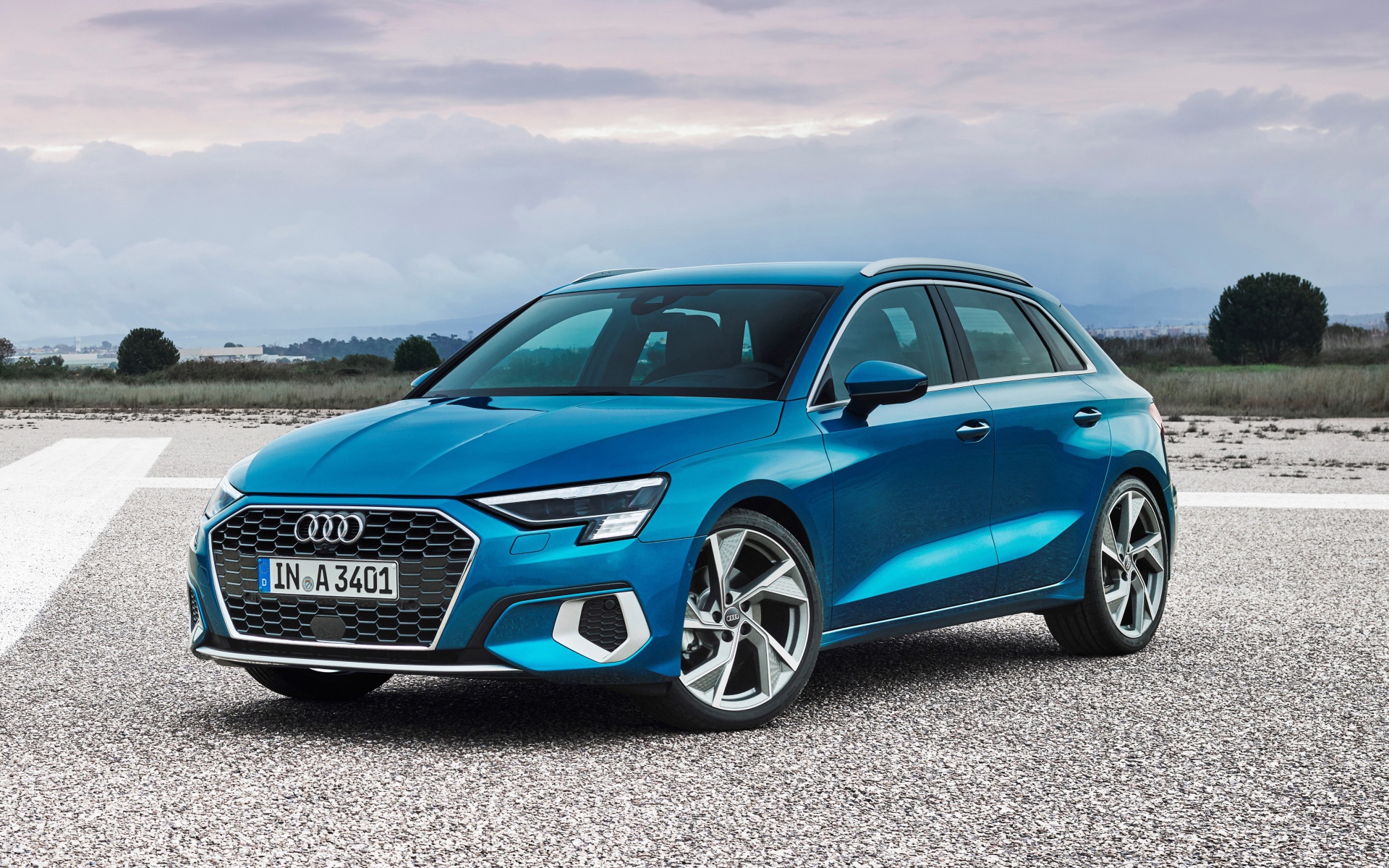 Синий автомобиль Audi A3 Sportback 35 TFSI 2020 года на асфальте 