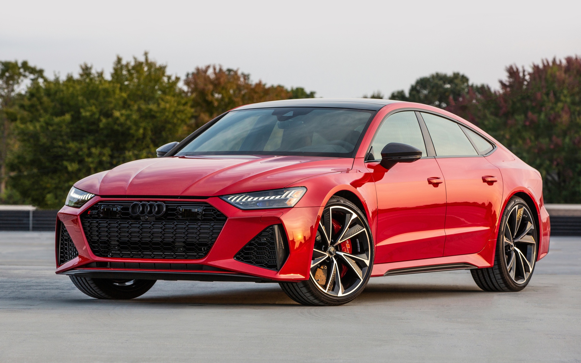 Красный автомобиль  Audi RS 7 Sportback, 2021 года 